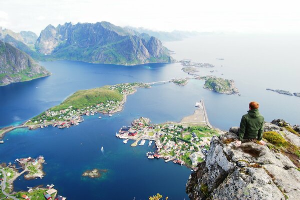 Vista de las islas Lofoten desde lo alto de un acantilado