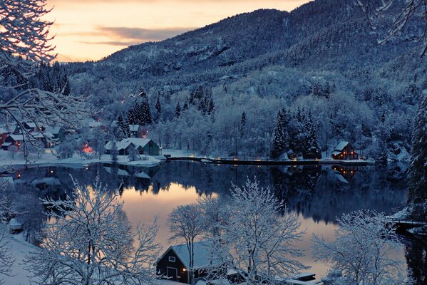 Maisons dans la neige sur le lac de Finlande