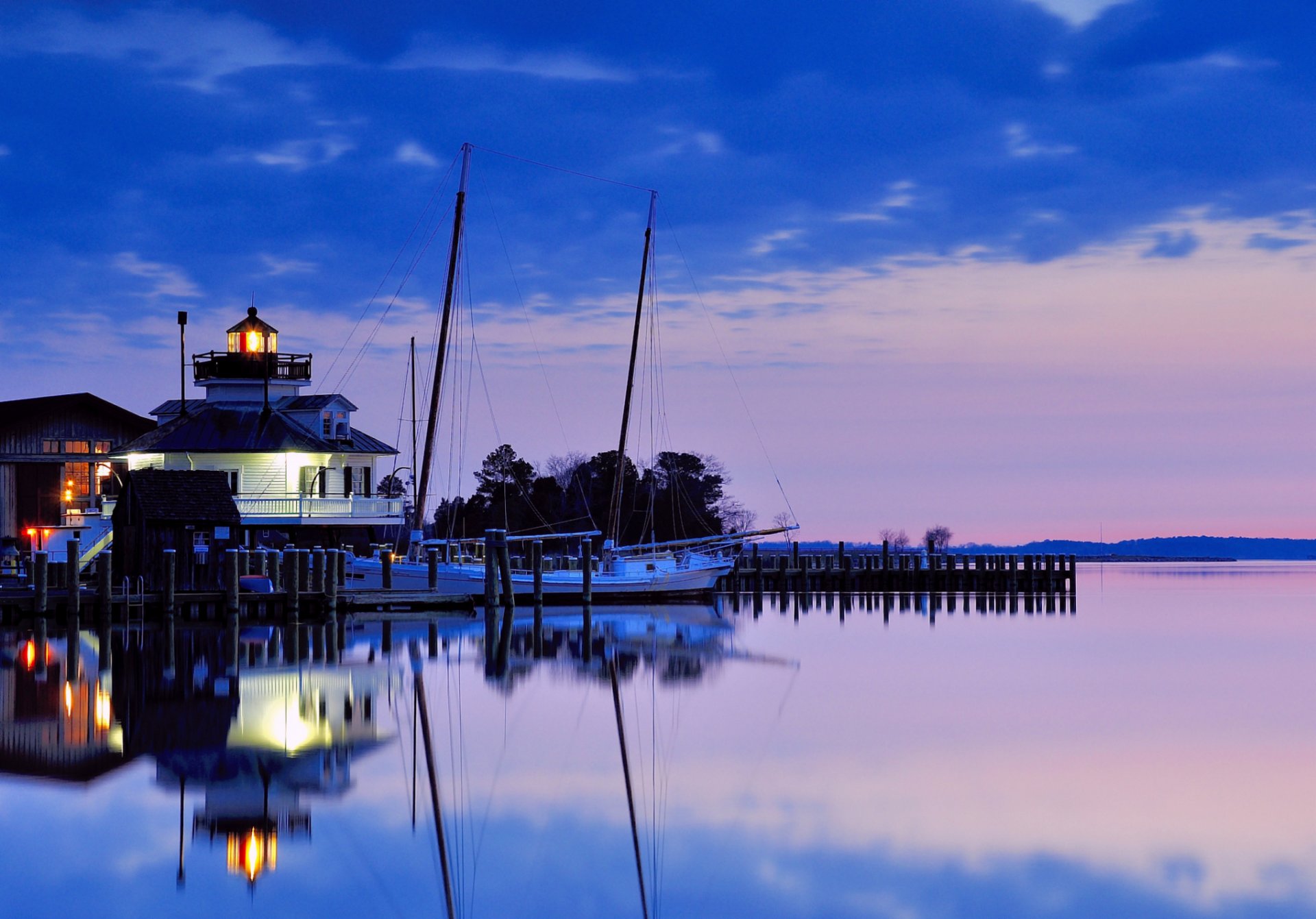 estados unidos maryland faro tarde puesta del sol azul lila cielo nubes agua bahía reflexión