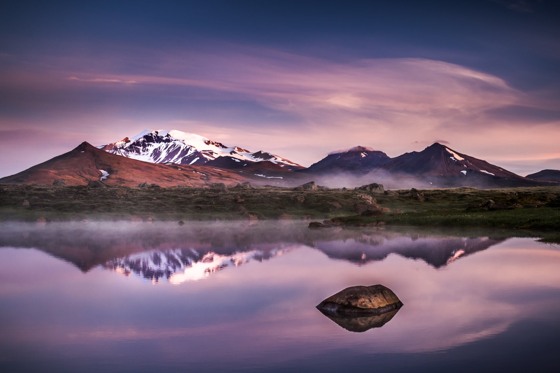 islande montagnes lac soirée