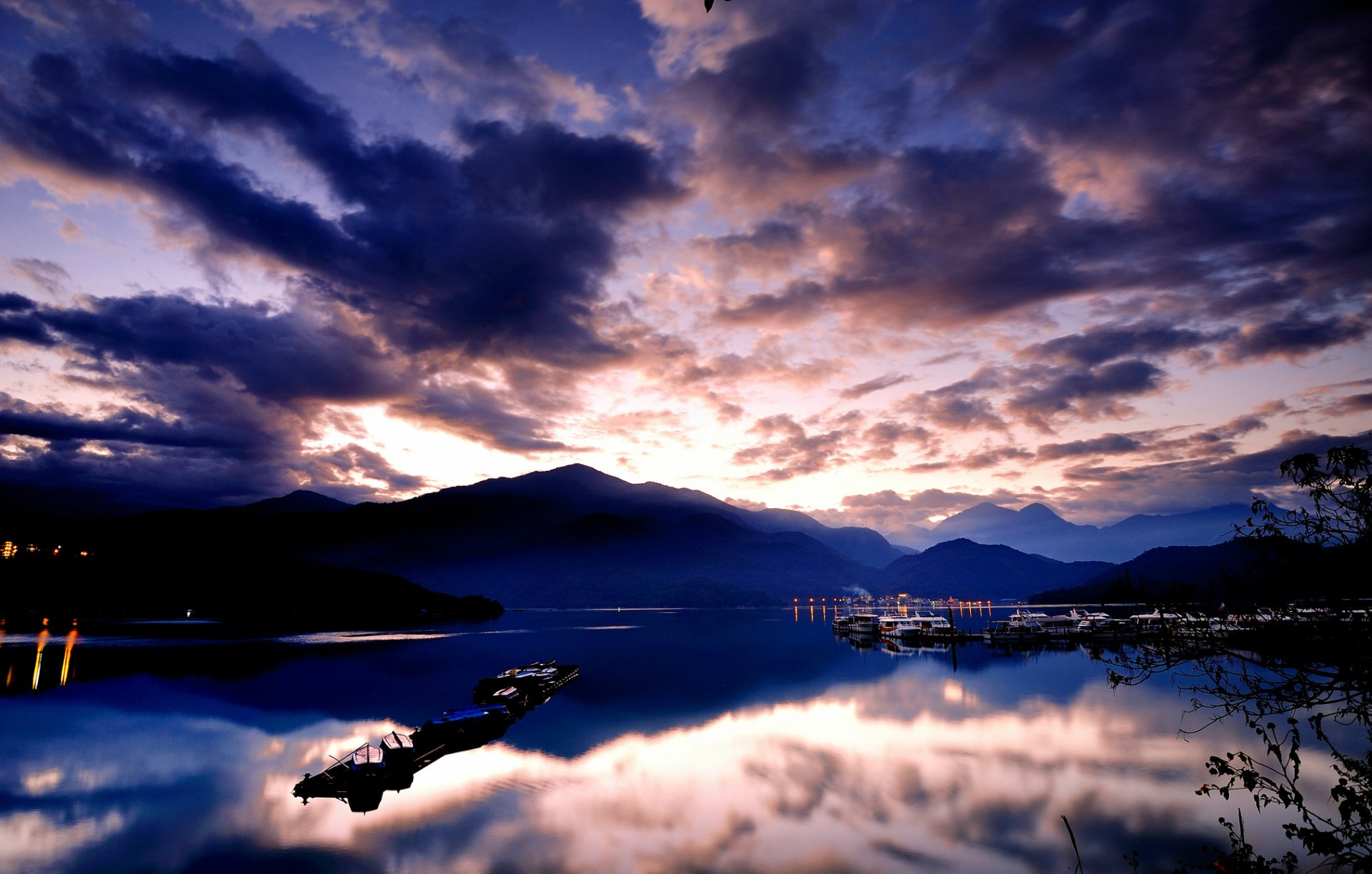 mar agua superficie barcos luces montañas colinas cielo azul nubes reflexión amanecer