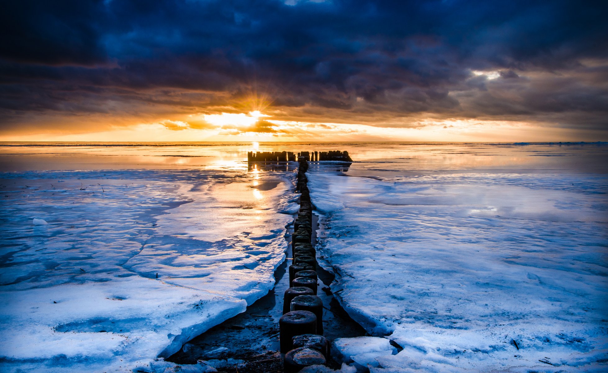 meer sonnenuntergang pfähle