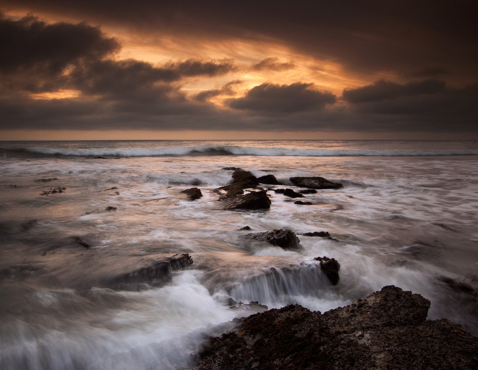 etats-unis californie océan côte pierres soir coucher de soleil ciel nuages