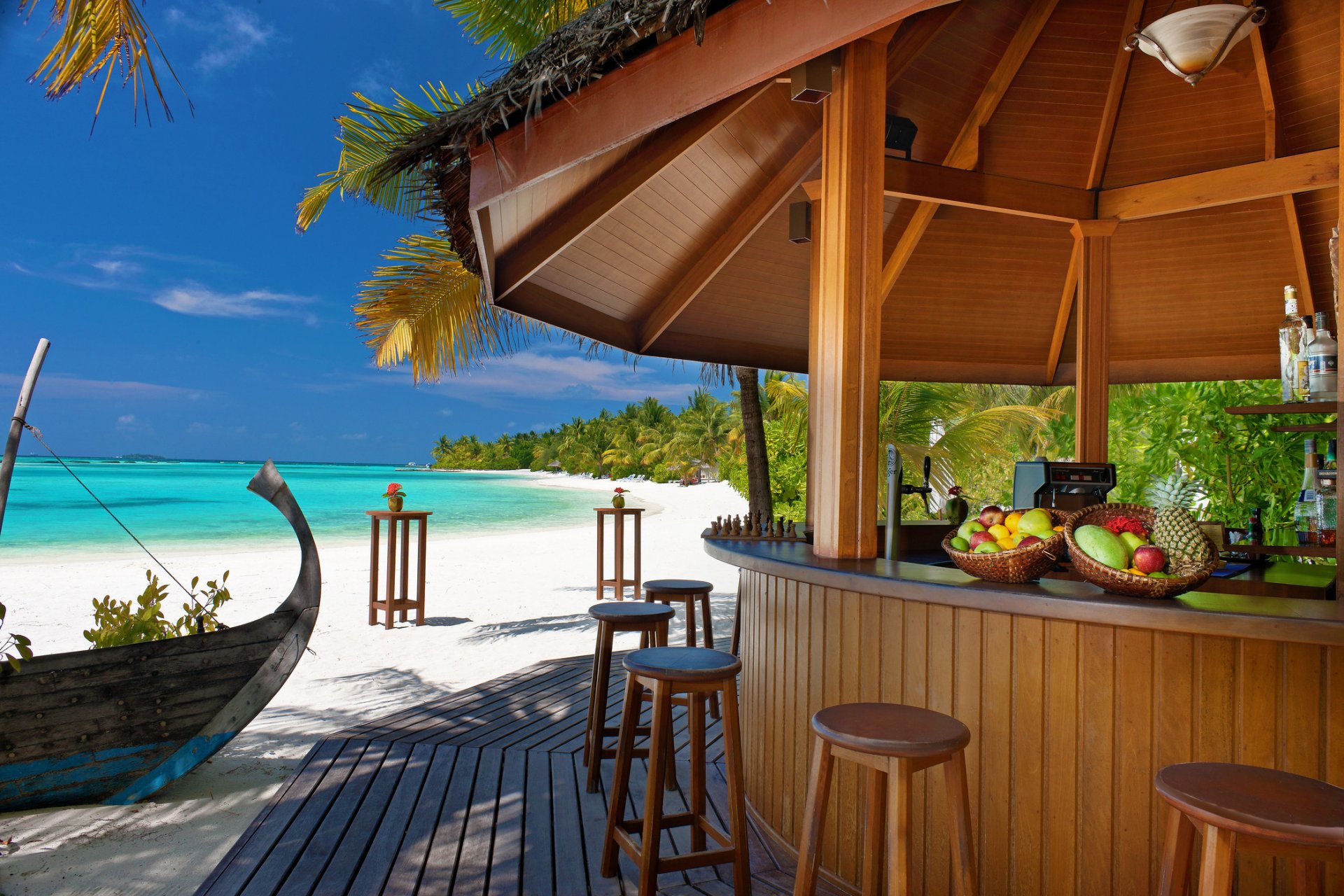 mer tropiques océan plage sable palmiers île bar comptoir de bar chaises fruits bateau