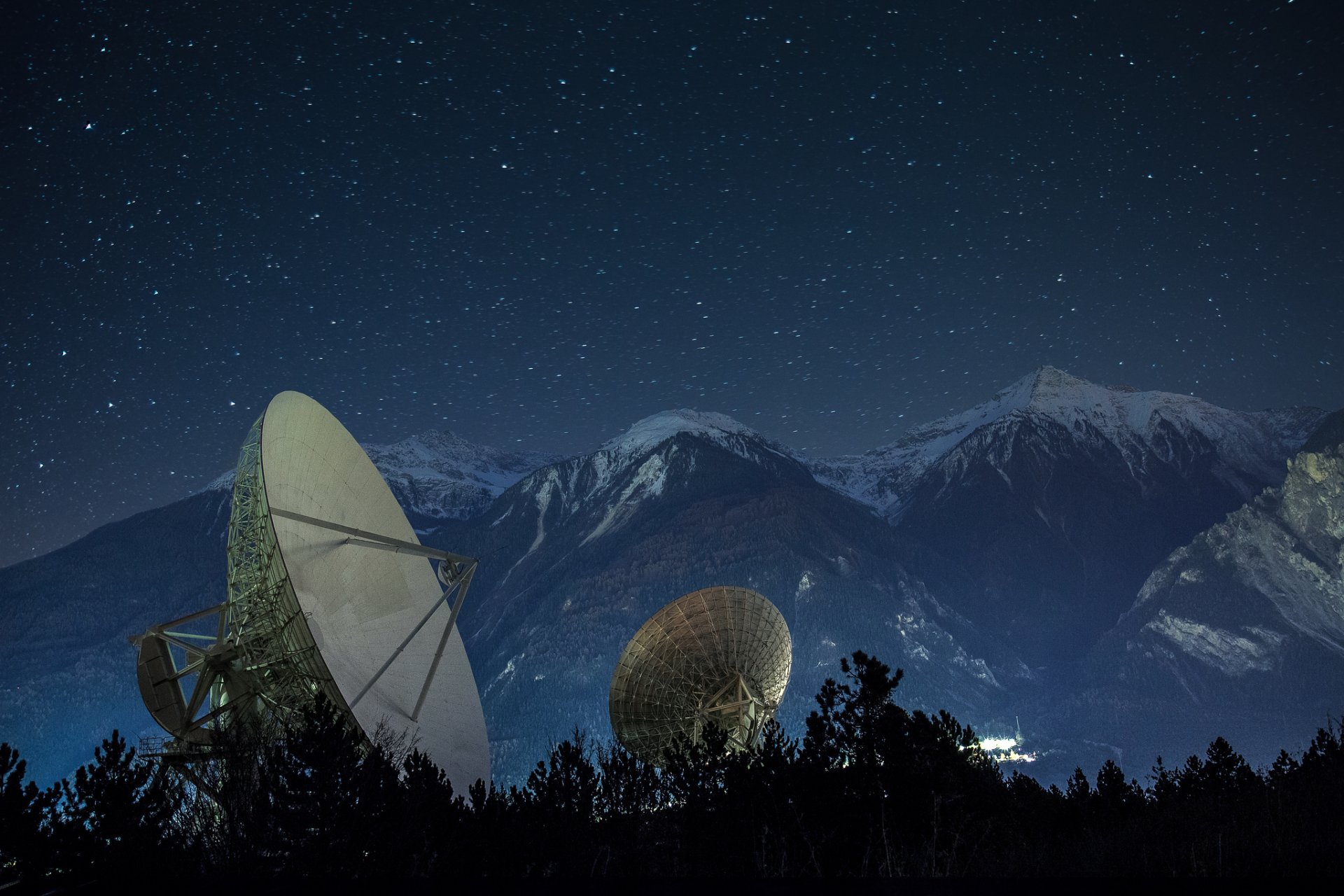 montañas noche antenas satelitales didier dumoulin fotografía