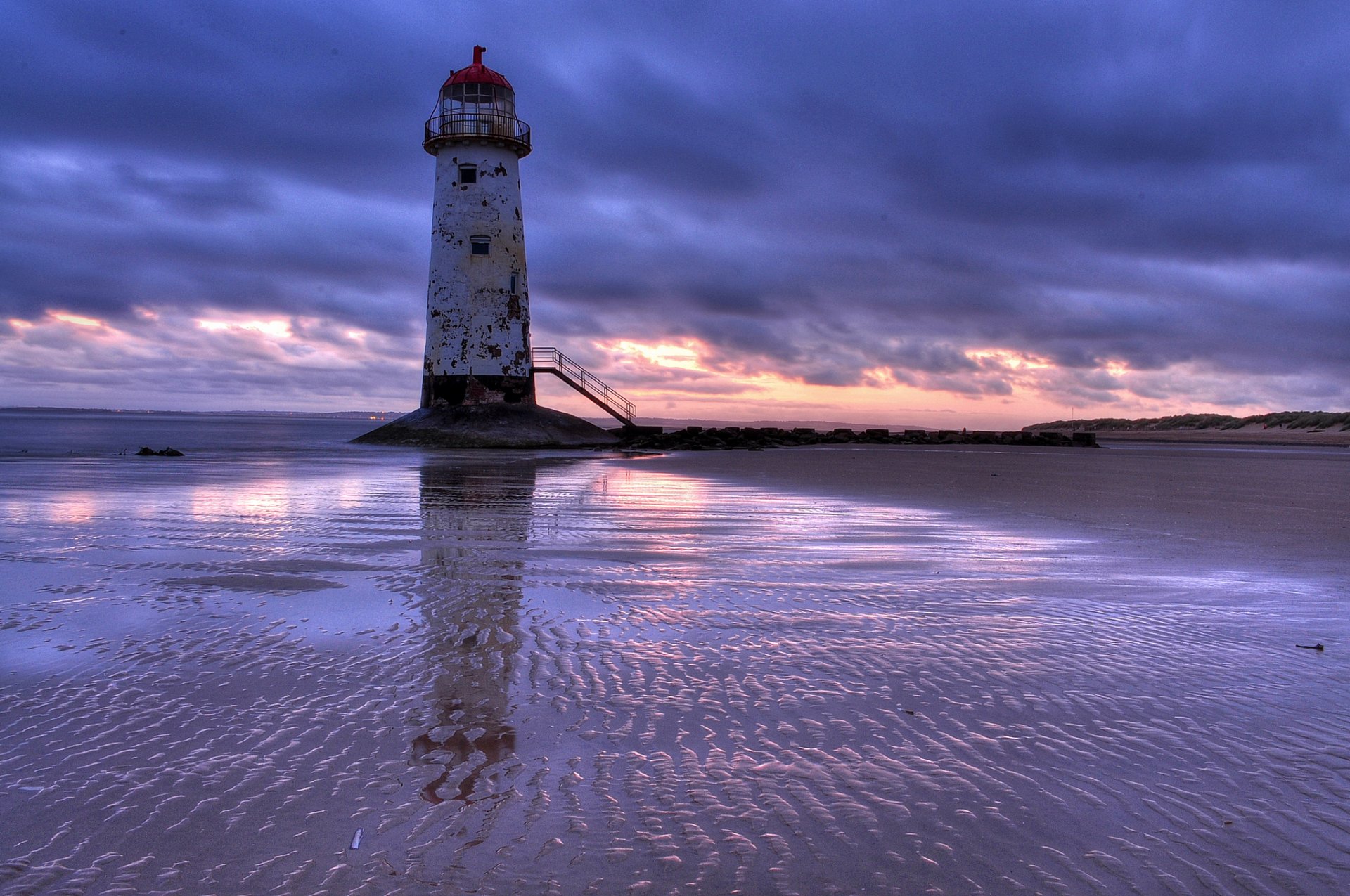 großbritannien wales leuchtturm meer küste sand abend sonnenuntergang flieder himmel wolken