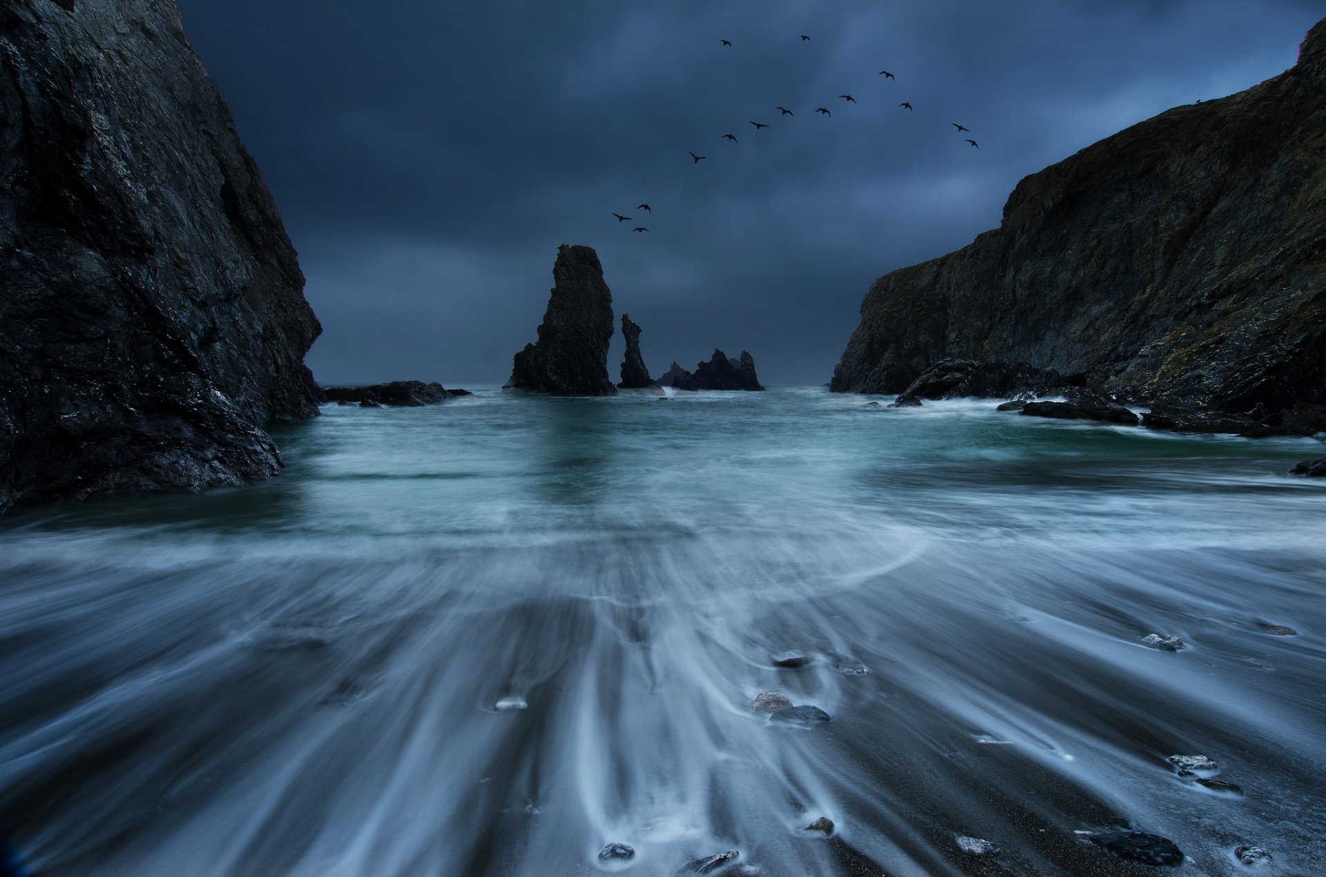 france bretagne mer côte côte surf pierres roches oiseaux bleu ciel nuages orage