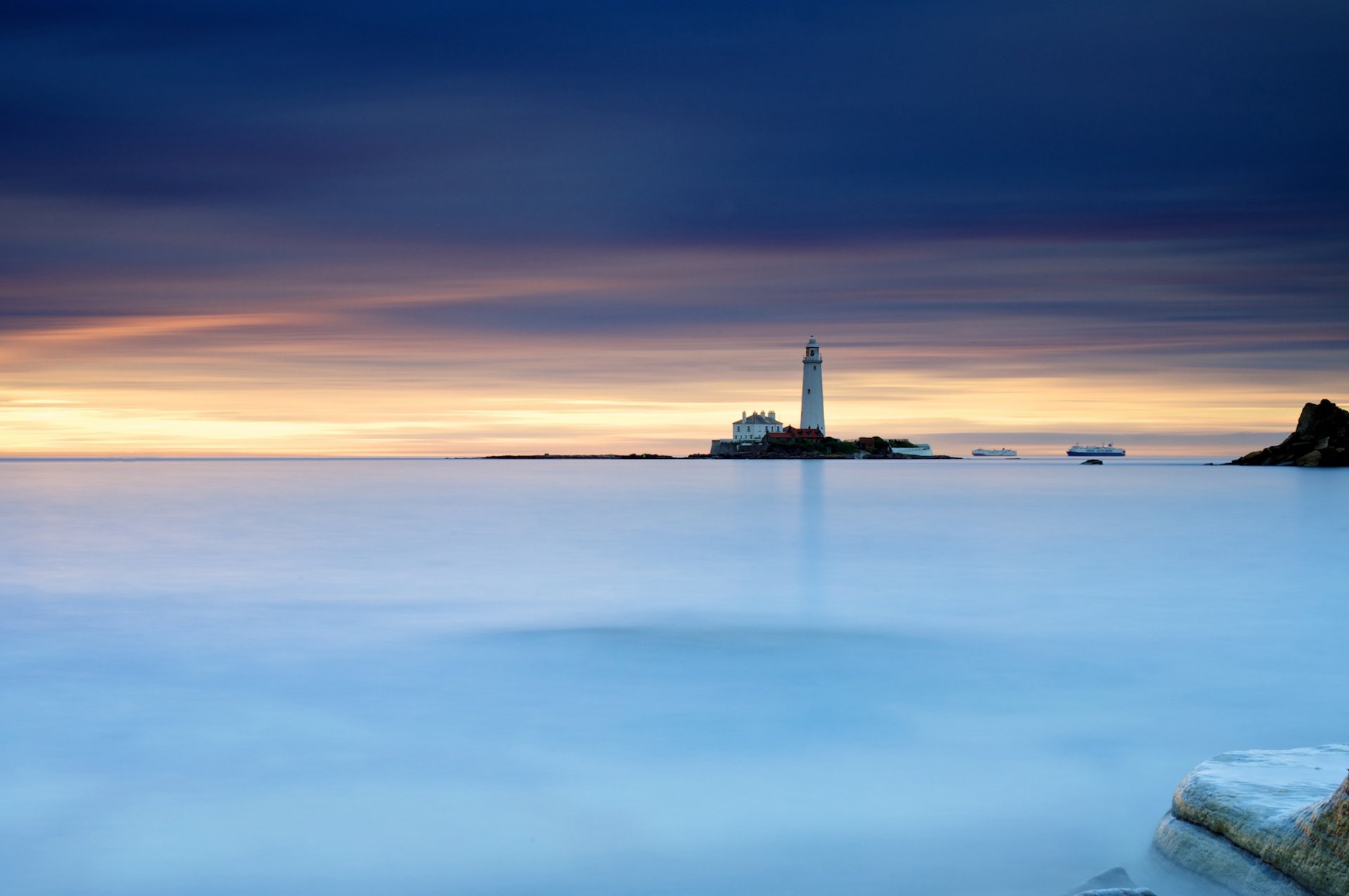 großbritannien england whitley bay north tyneside st. mary s lighthouse nordsee morgen leuchtturm schiffe belichtung himmel steine