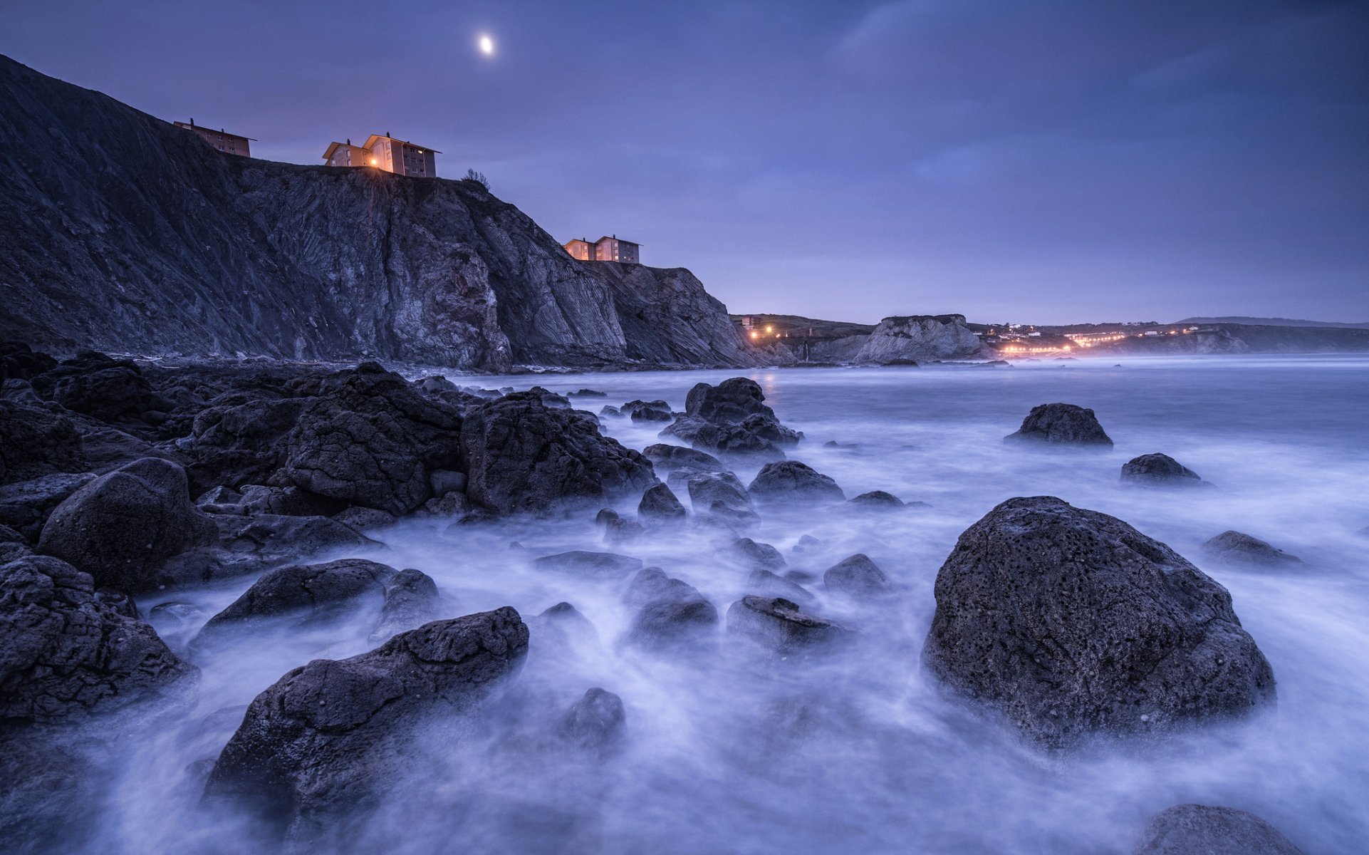 españa bahía de vizcaya costa piedras rocas casas luces iluminación noche luna azul cielo