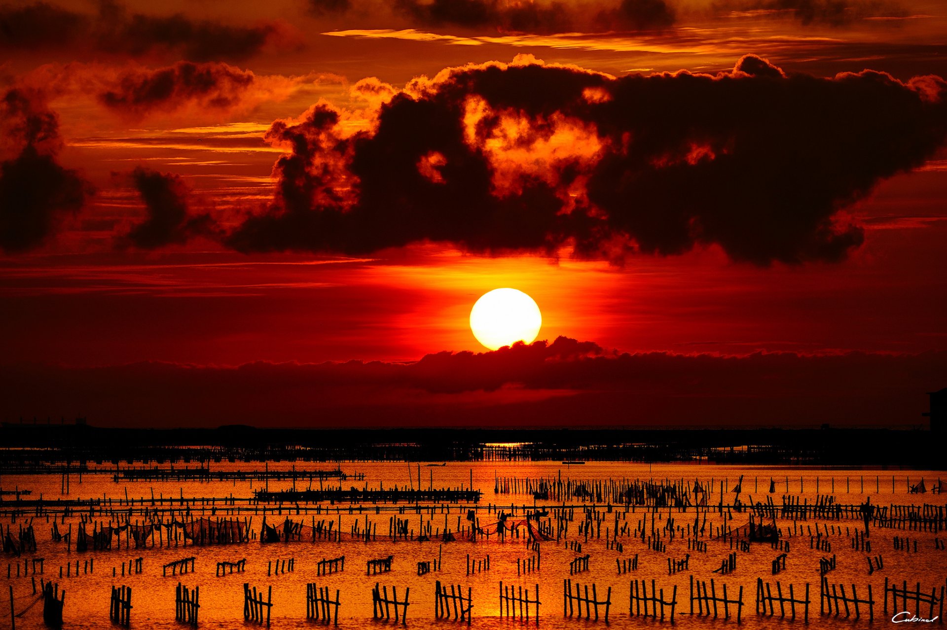 unset sea sun bars fence grids clouds kontsrast