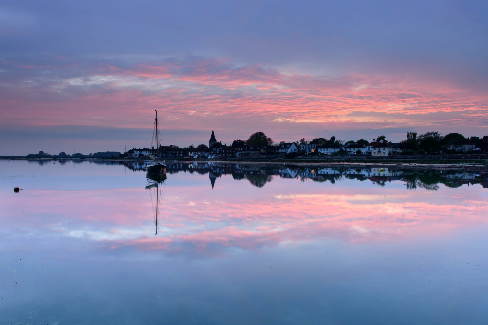 reino unido inglaterra ciudad cabañas tarde puesta de sol cielo nubes lago yate agua reflexión