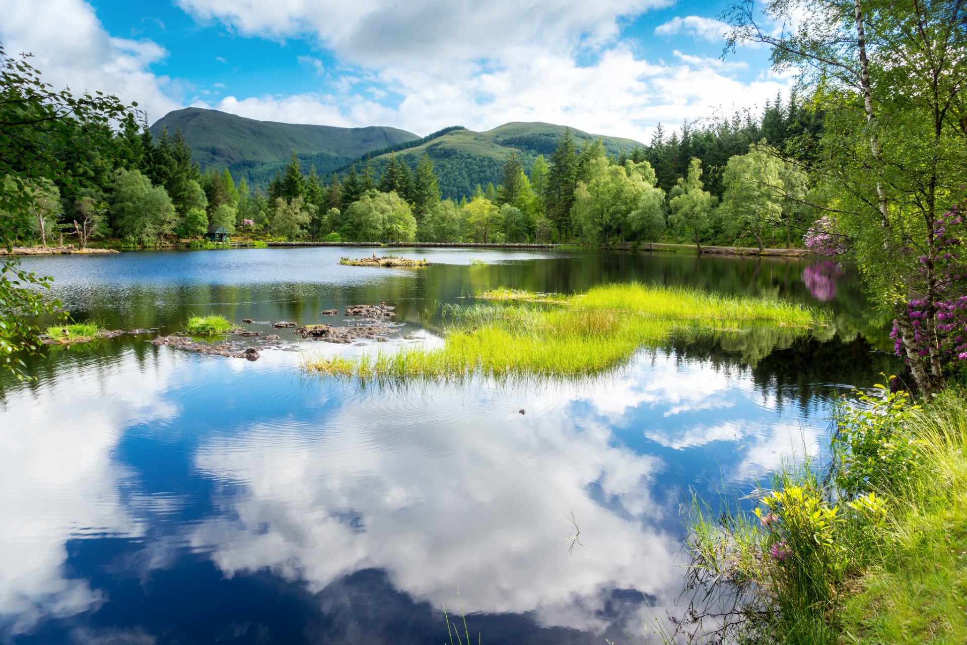 escocia reino unido paisaje árboles vegetación montañas bosque lago cielo nubes agua reflexión