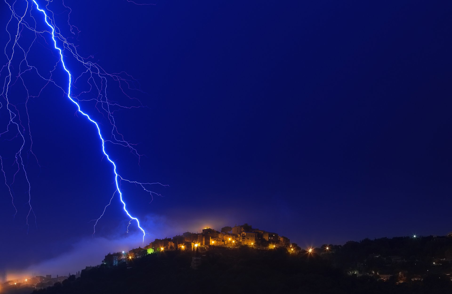 francja prowansja alpy lazurowe wybrzeże gatière noc niebo błyskawica domy światło światła alain calissi fotografia