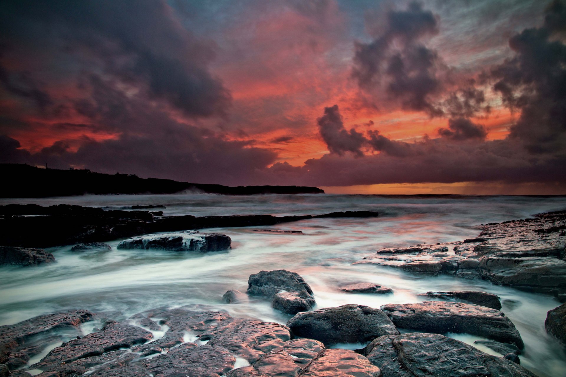 irland claire spaenish port westküste atlantik küste steine felsen herbst november sonnenuntergang feuer am himmel wolken wolken wellen wasser ströme auszug hopkins foto