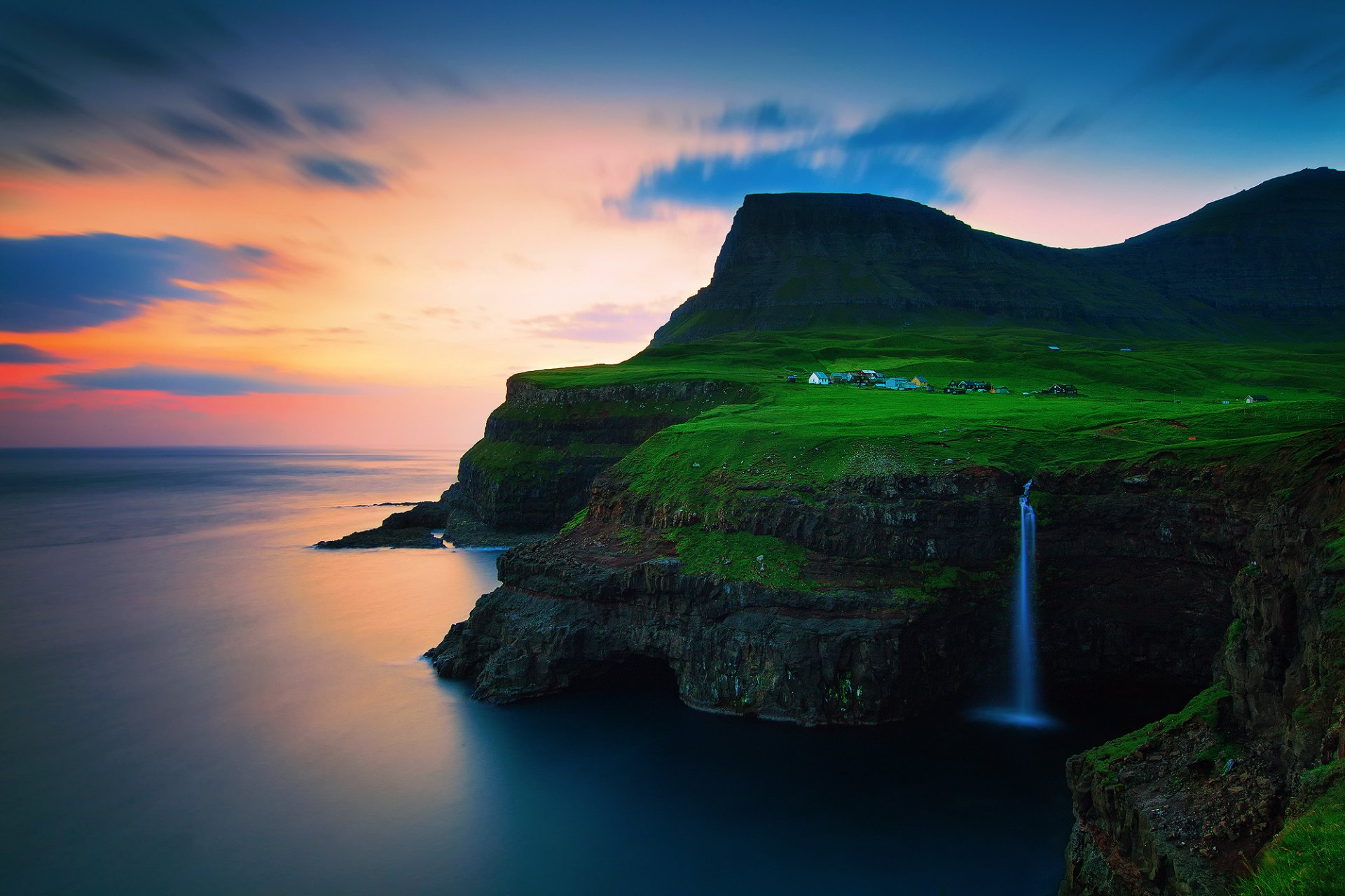 reino de dinamarca islas feroe vága gásadalur océano atlántico rocas en el borde pueblo montañas cascada puesta de sol noche cielo nubes