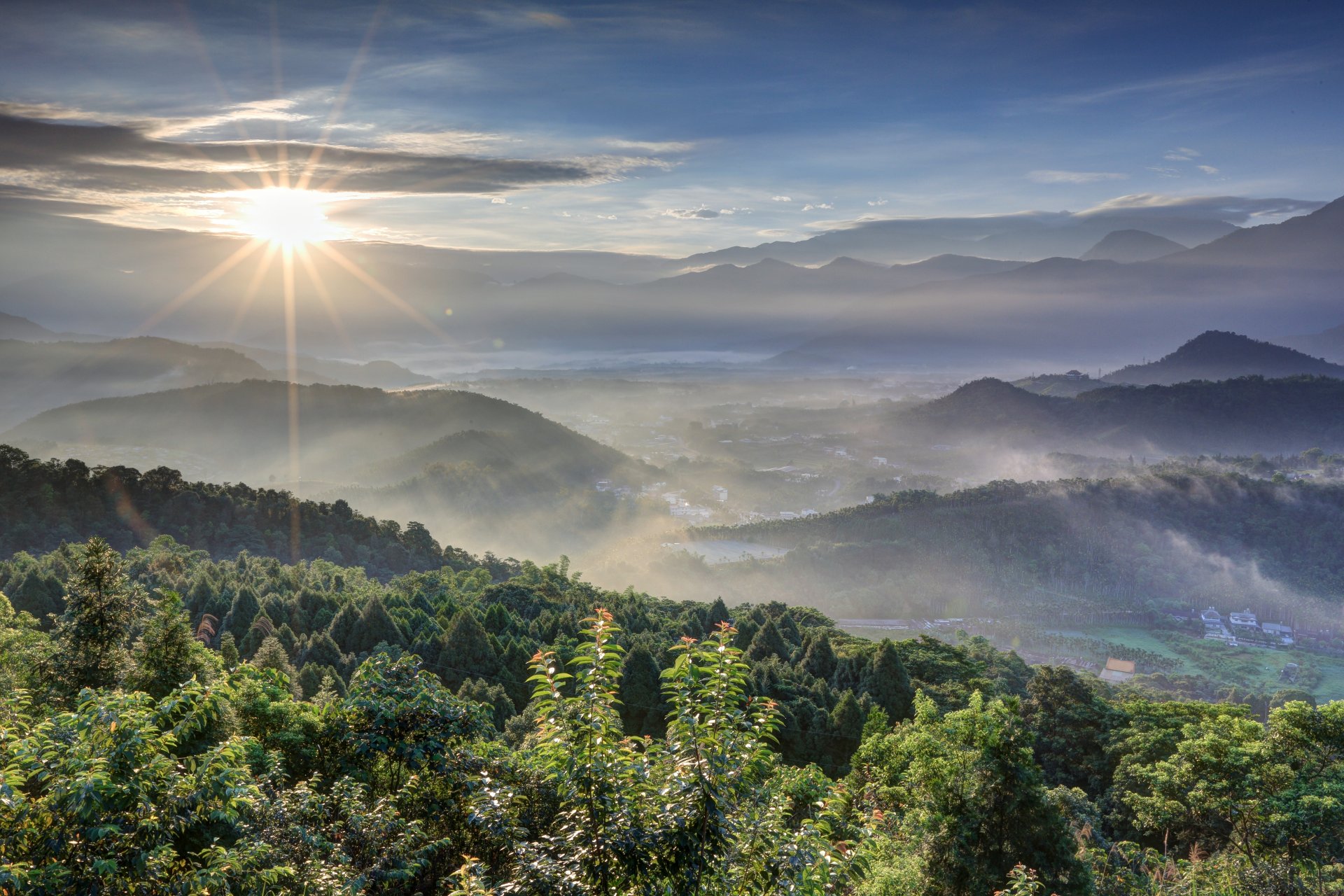 montañas bosque árboles cielo nubes sol amanecer rayos