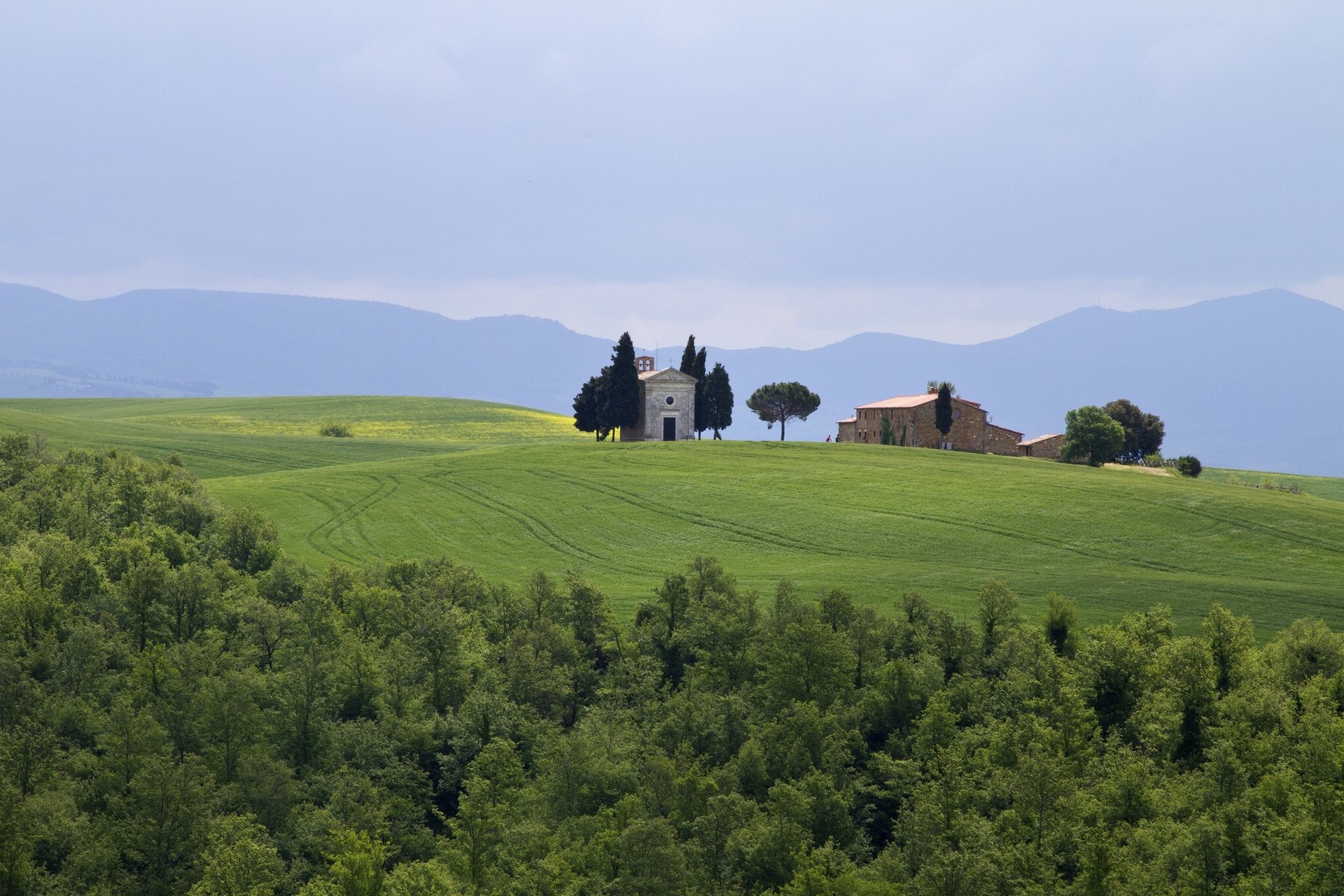 toskana italien bäume berge gebäude feld