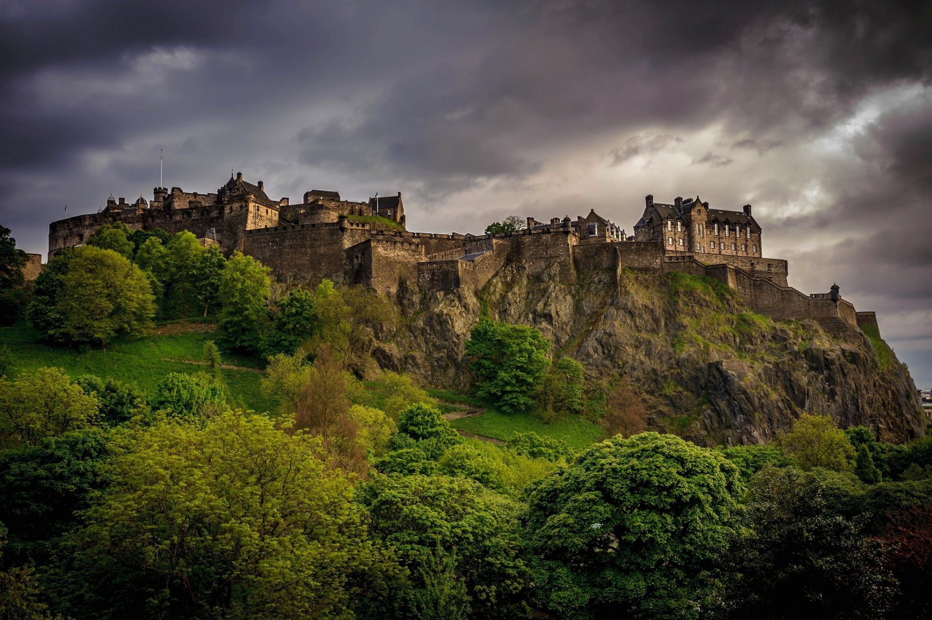 west end edimburgo escocia reino unido west end castillo paisaje árboles vegetación tarde nubes nublado