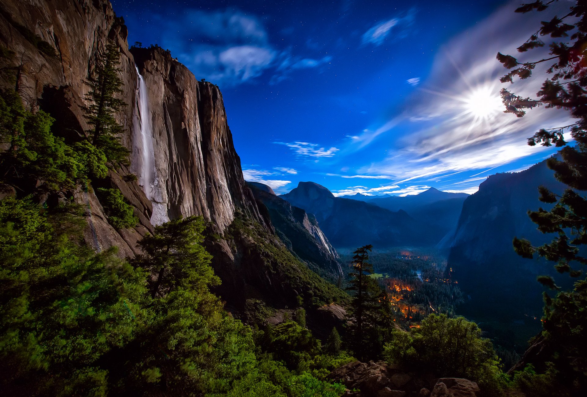 stati uniti parco nazionale di yosemite cascata notte luna luce cielo stelle montagne rocce foresta valle luci