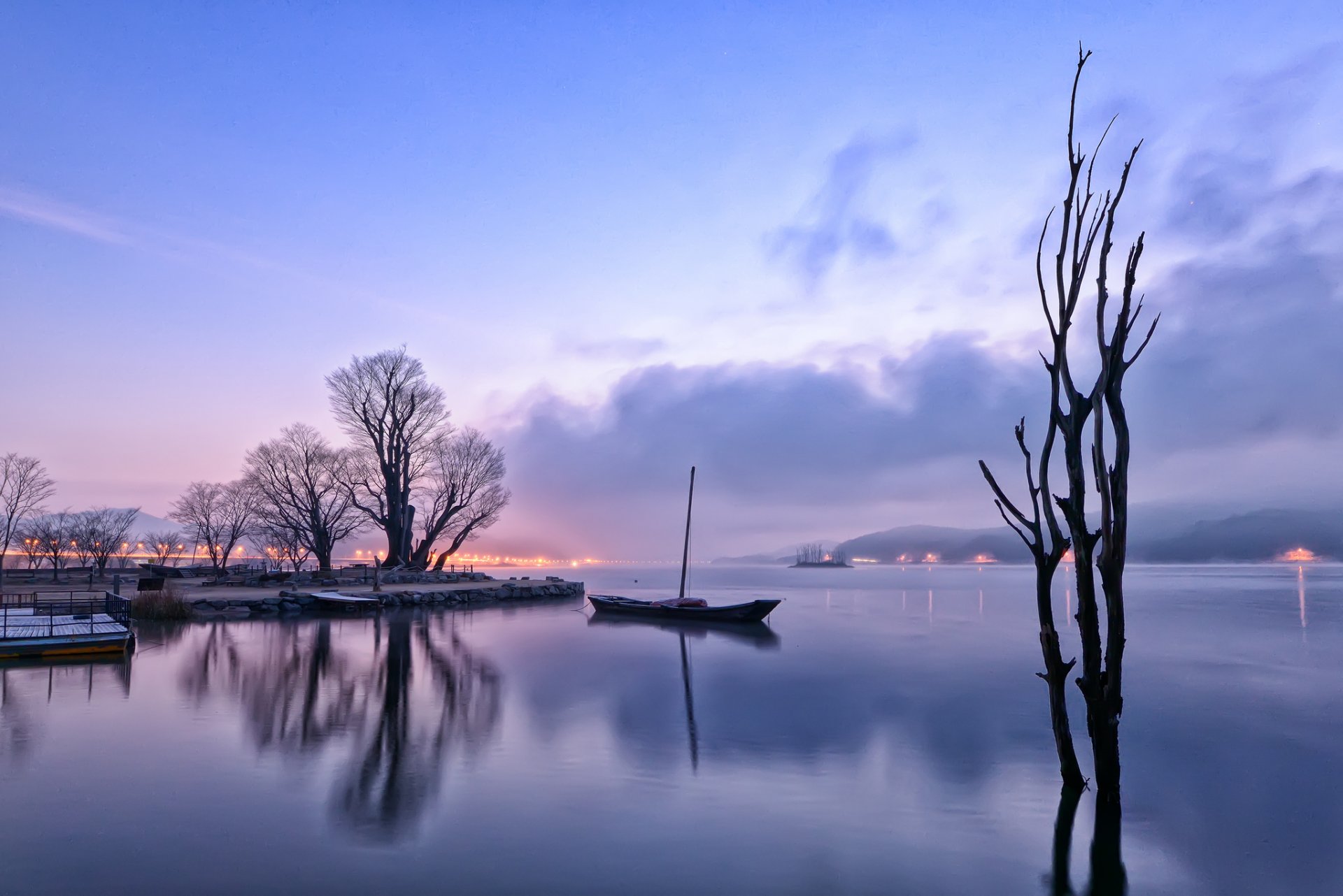 morgen vor sonnenaufgang lichter see reflexion boot bäume nebel dunst hügel flieder himmel wolken