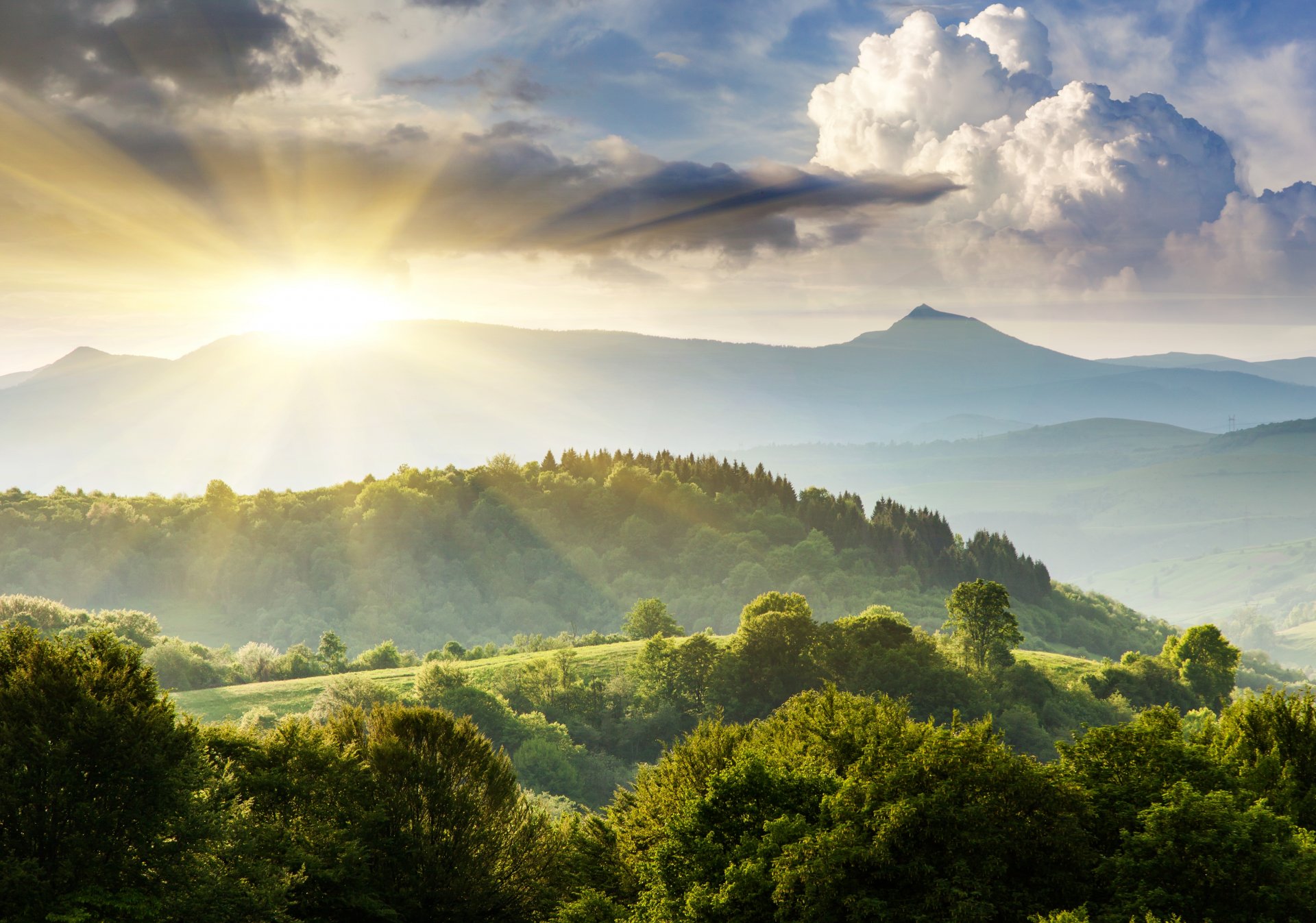 krajobraz natura wzgórza góry drzewa zieleń niebo chmury słońce