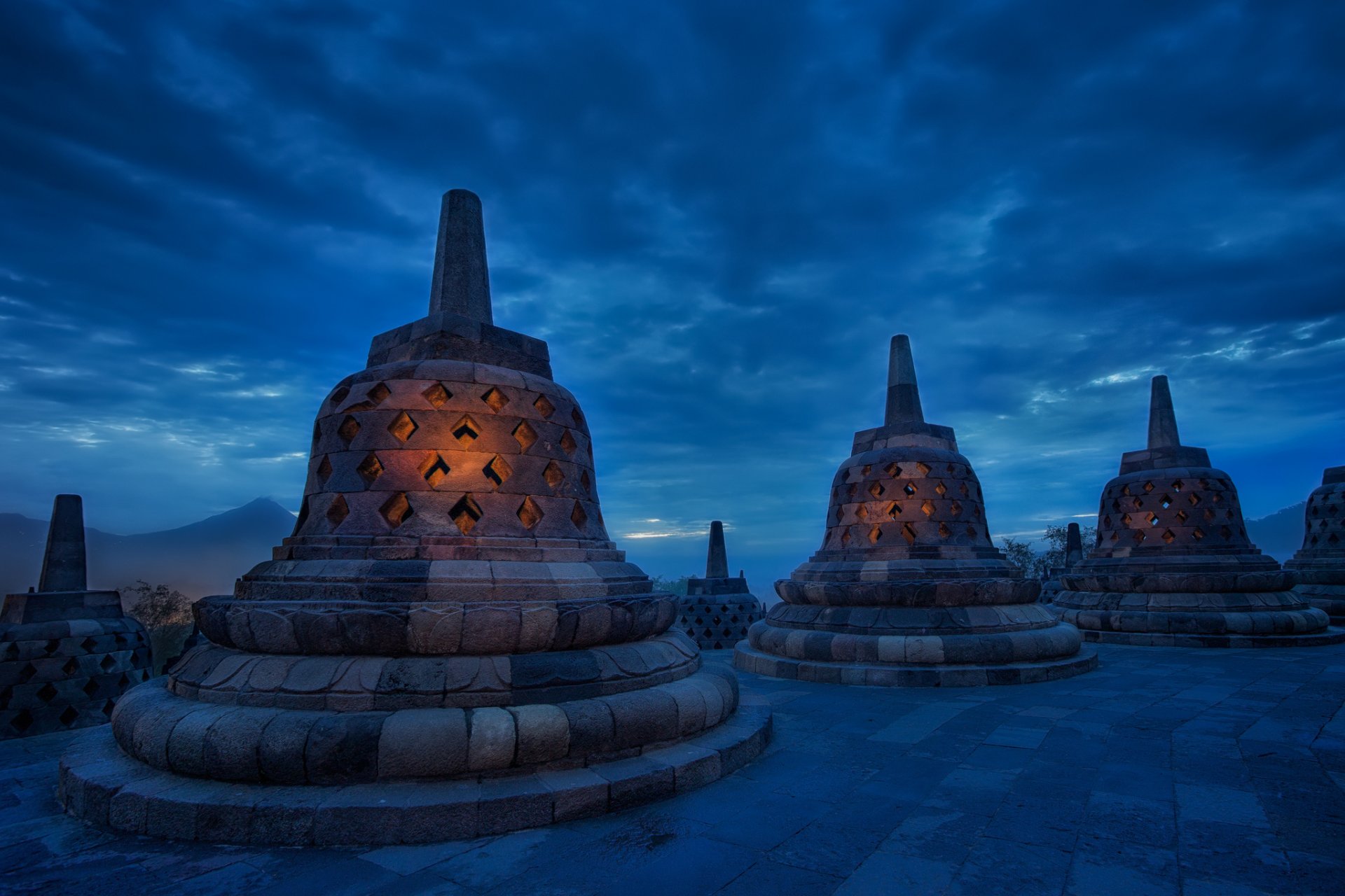 indonésie java borobudur architecture temple soirée crépuscule bleu ciel nuages