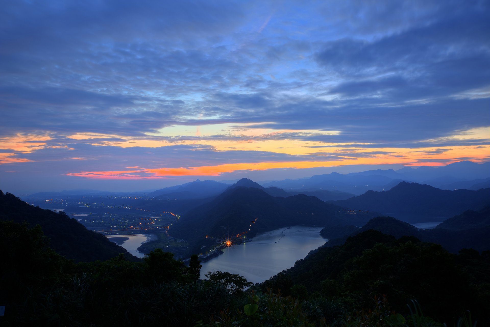 cina taiwan taipei luci luce città montagne colline alberi baia sera vista altitudine panorama tramonto arancione blu cielo nuvole natura