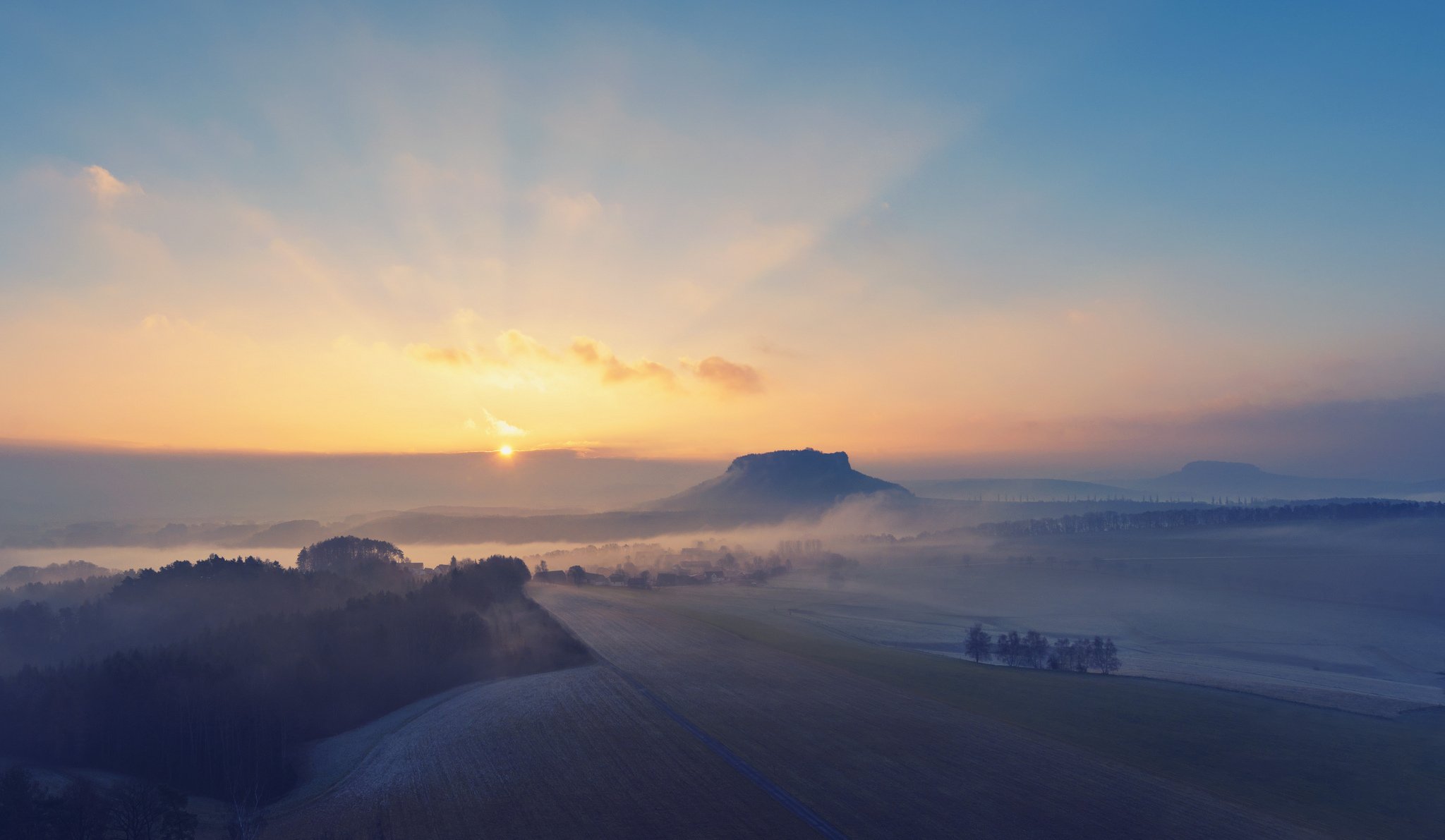 cielo sole campo alberi case tramonto orizzonte nebbia