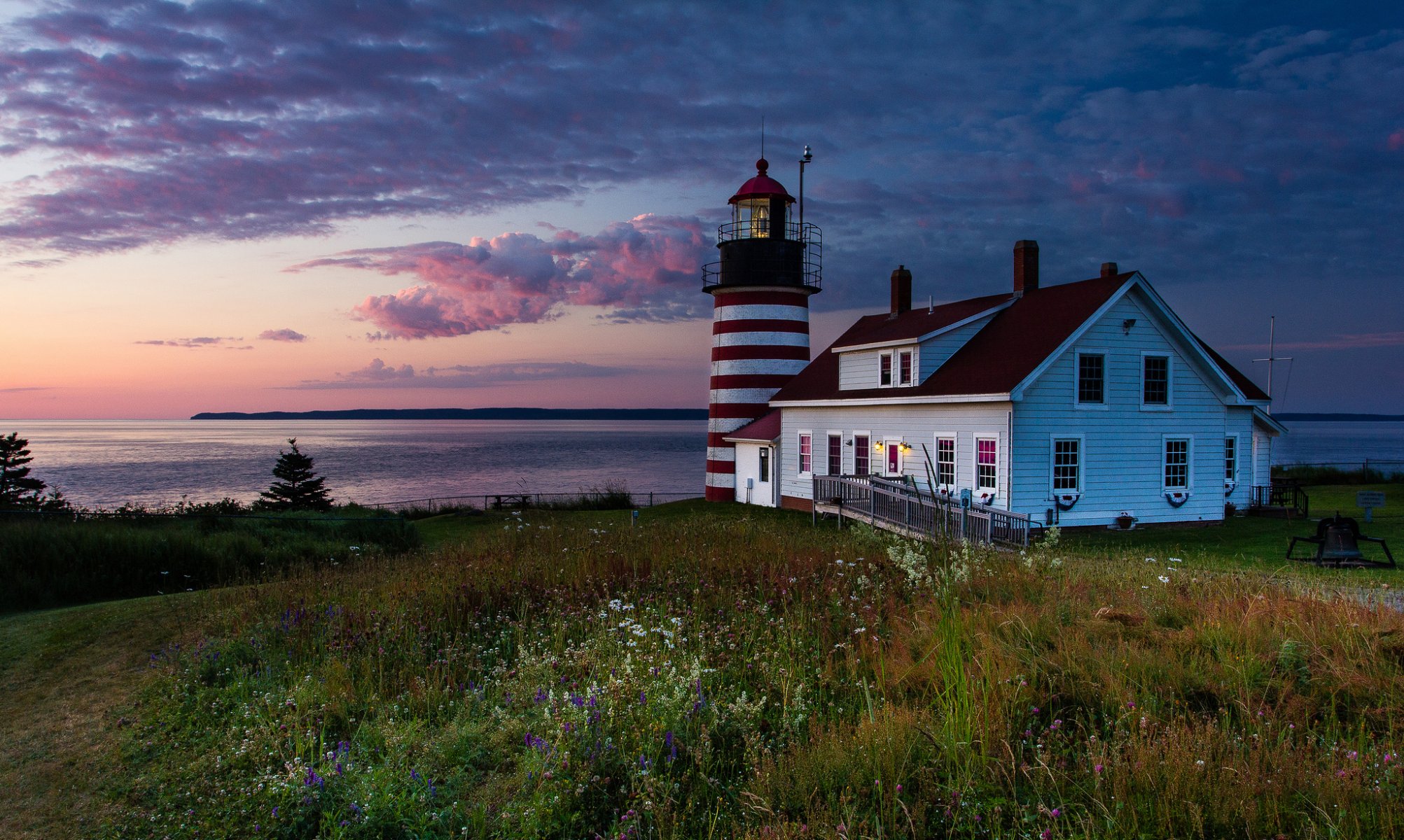 usa staat maine vereinigte staaten von amerika lubec western quoddy leuchtturm leuchtturm haus gras himmel morgen bucht des atlantischen ozeans