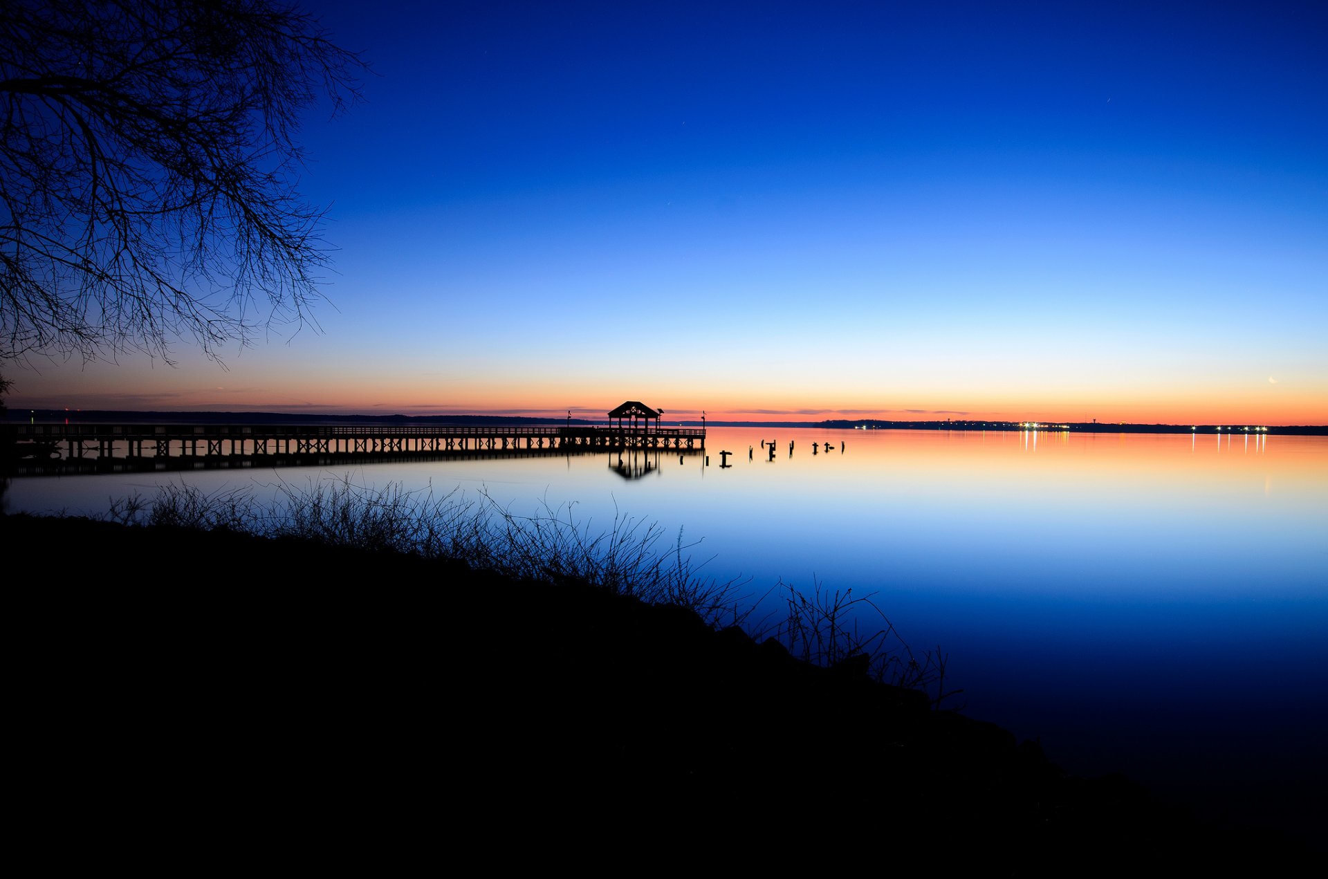 etats-unis virginie virginie baie calme côte jetée soirée coucher de soleil horizon bleu ciel