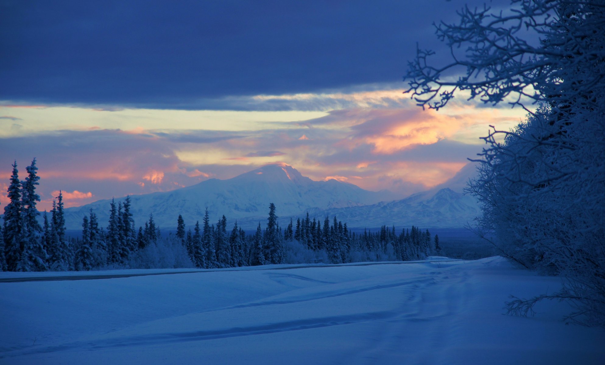 alaska zima śnieg góry poranek wschód słońca