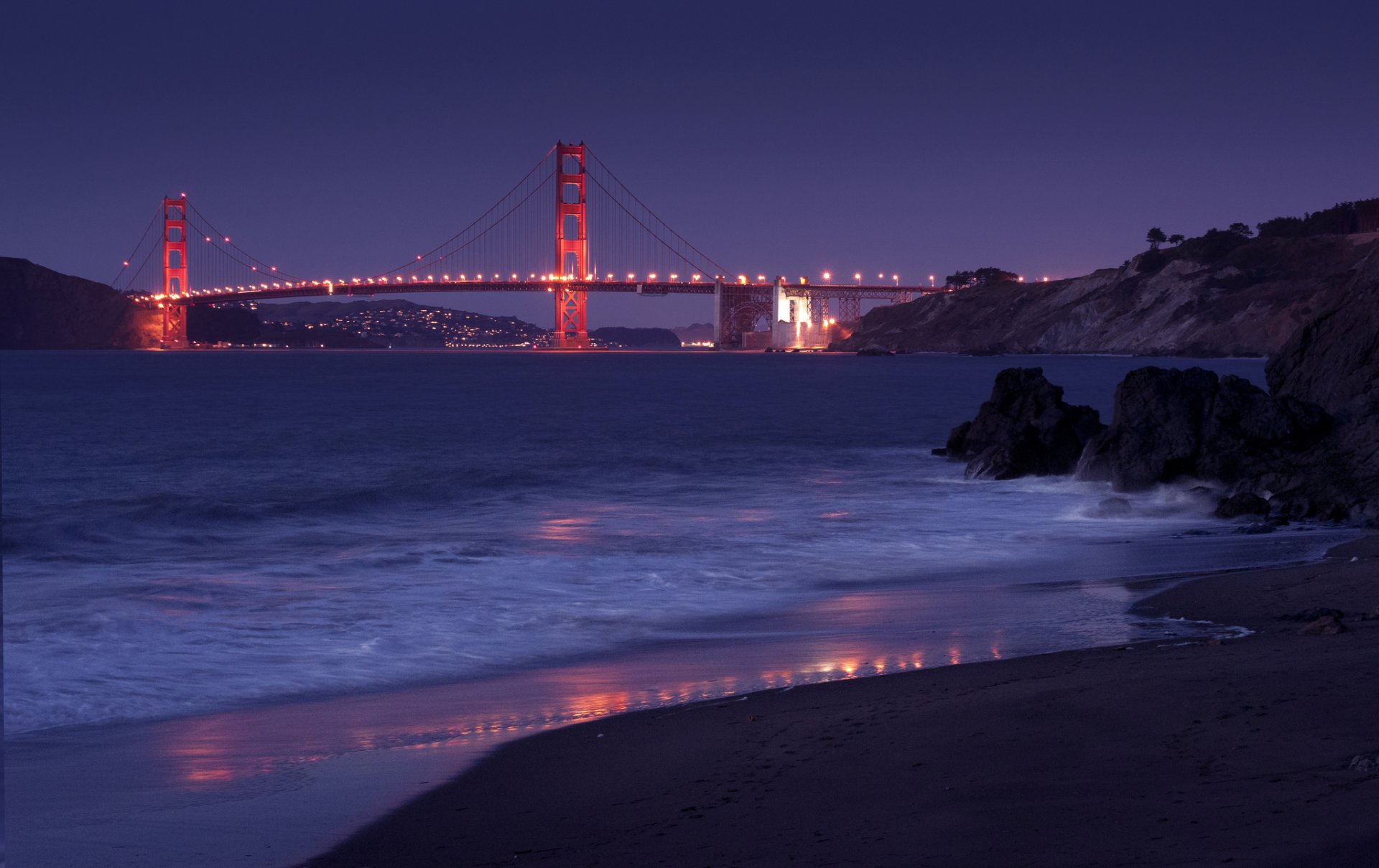 most golden gate san francisco kalifornia usa golden gate miasto most noc światła oświetlenie cieśnina kamienie brzeg liliowy fioletowy niebo