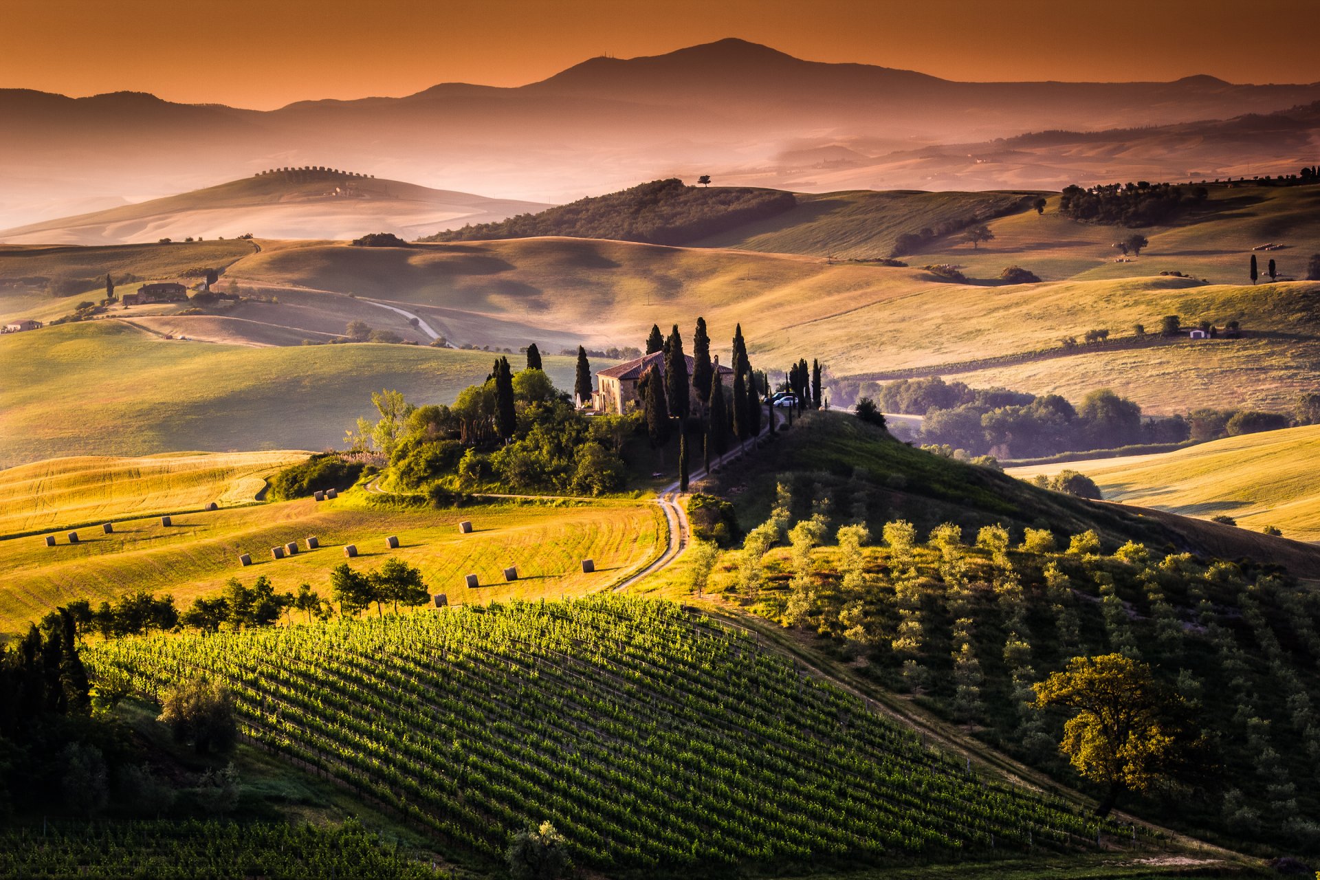 toskana italien landschaft natur felder heuhaufen heu bäume hügel bauernhöfe sonne sonnenaufgang morgen