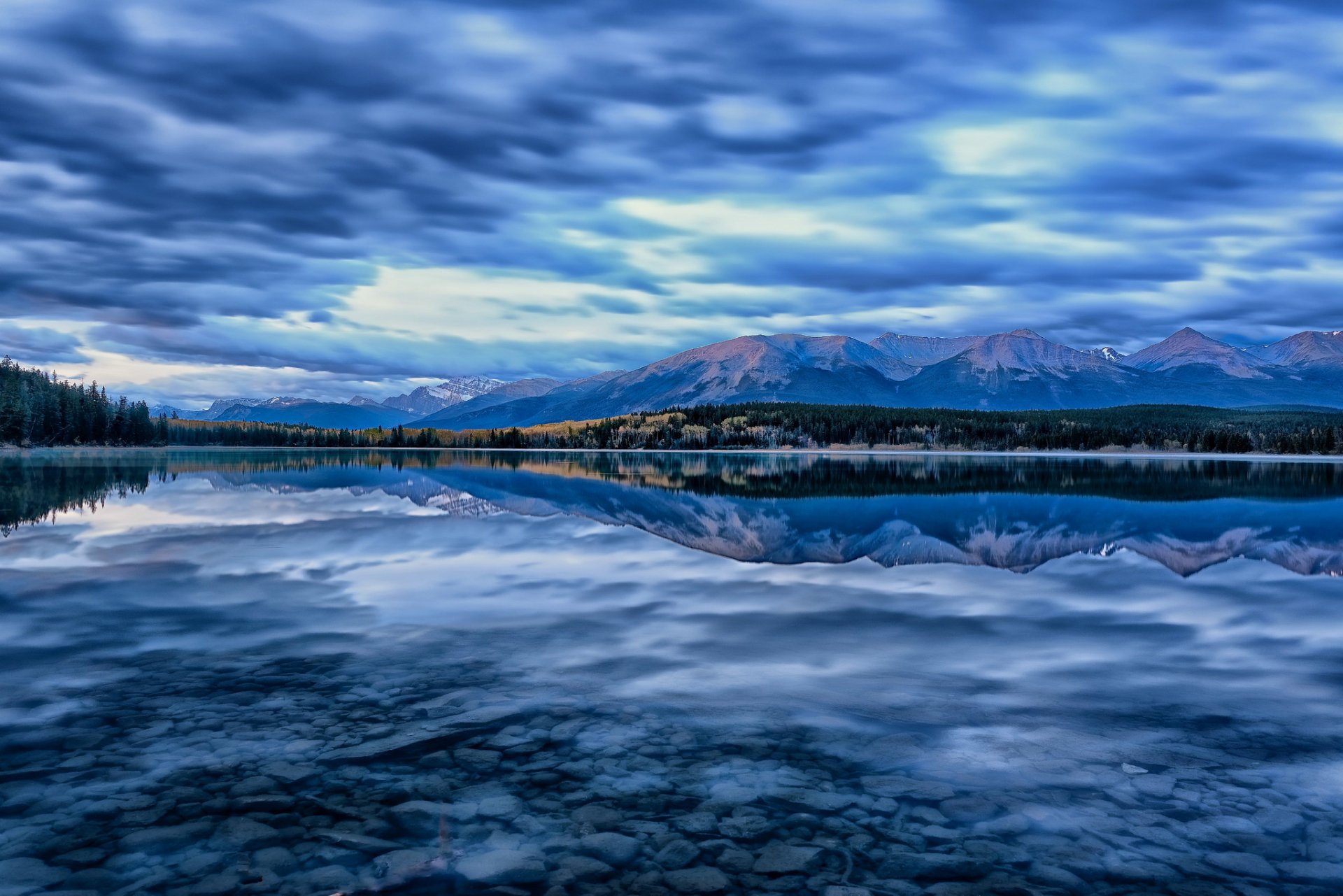 pyramide see jasper national park alberta kanada jasper see berge reflexion