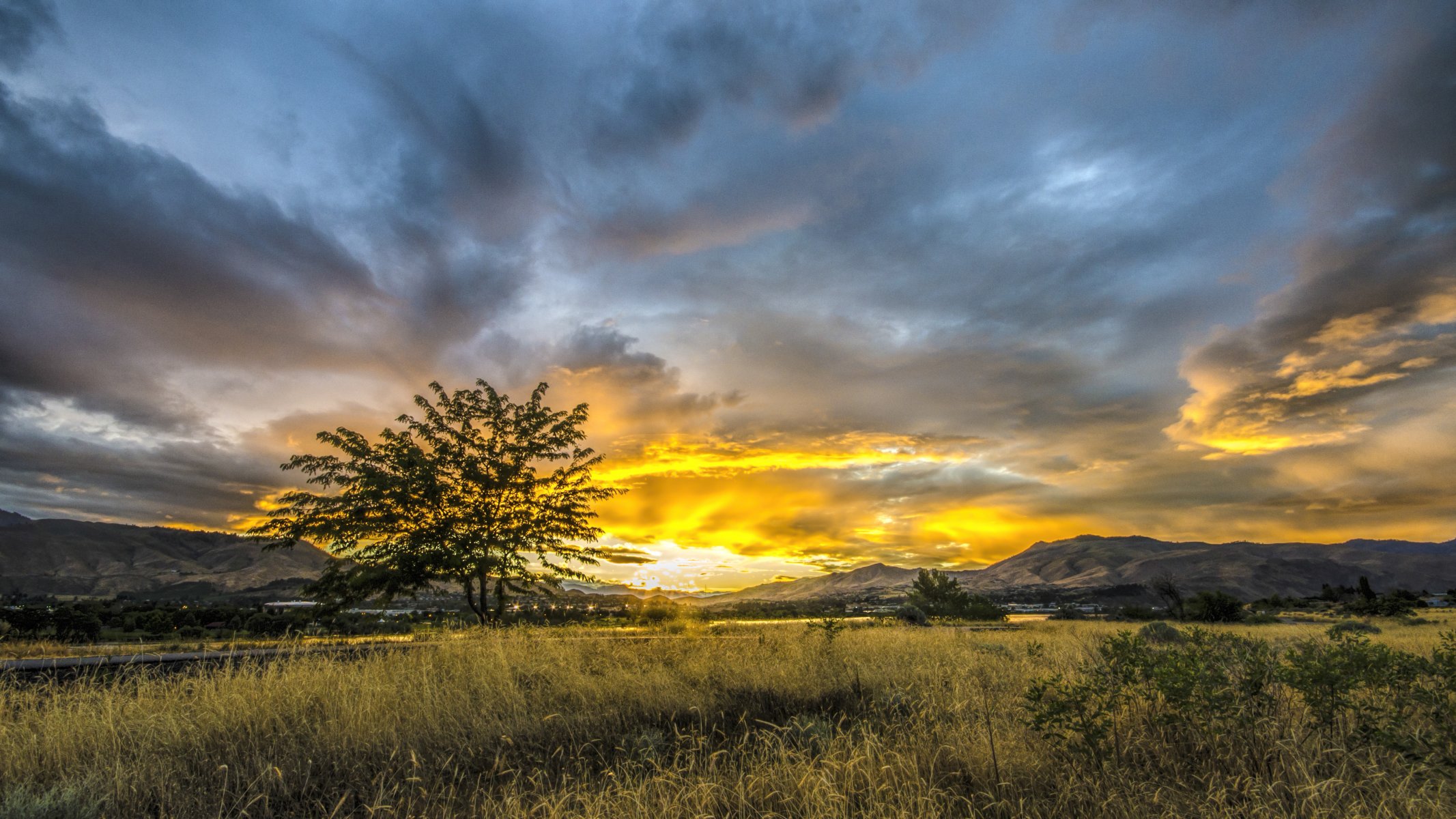 montagnes vallée arbre herbe ville soleil coucher de soleil ciel nuages