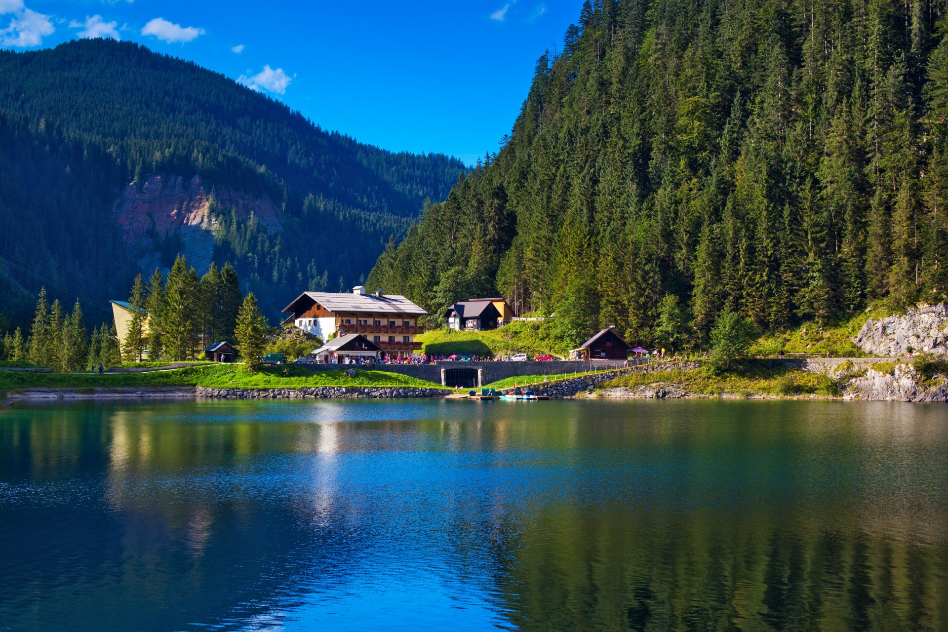 alpes alpen montañas árboles lago casas casas naturaleza vegetación