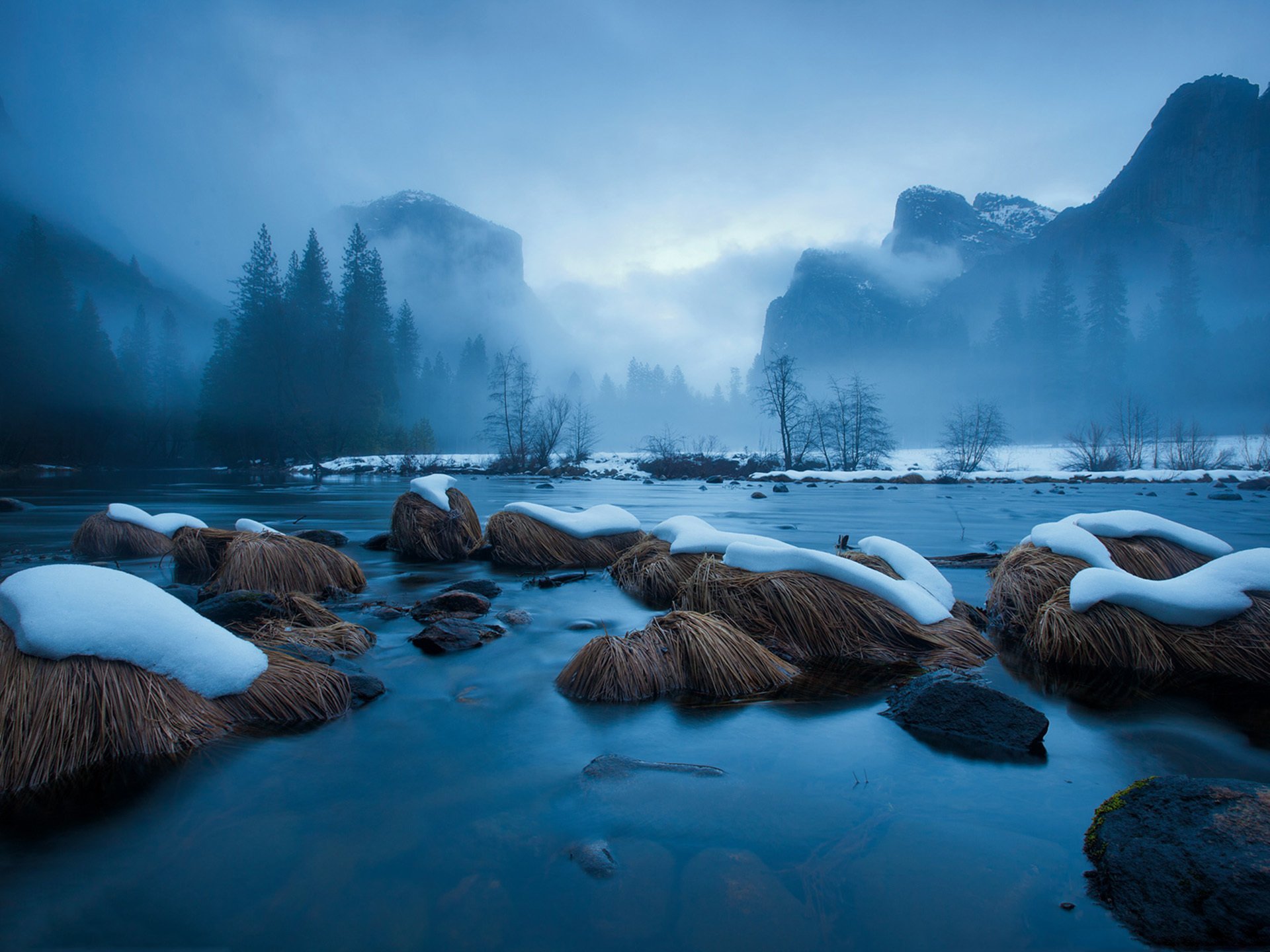 eau rivière pierres neige montagnes brouillard