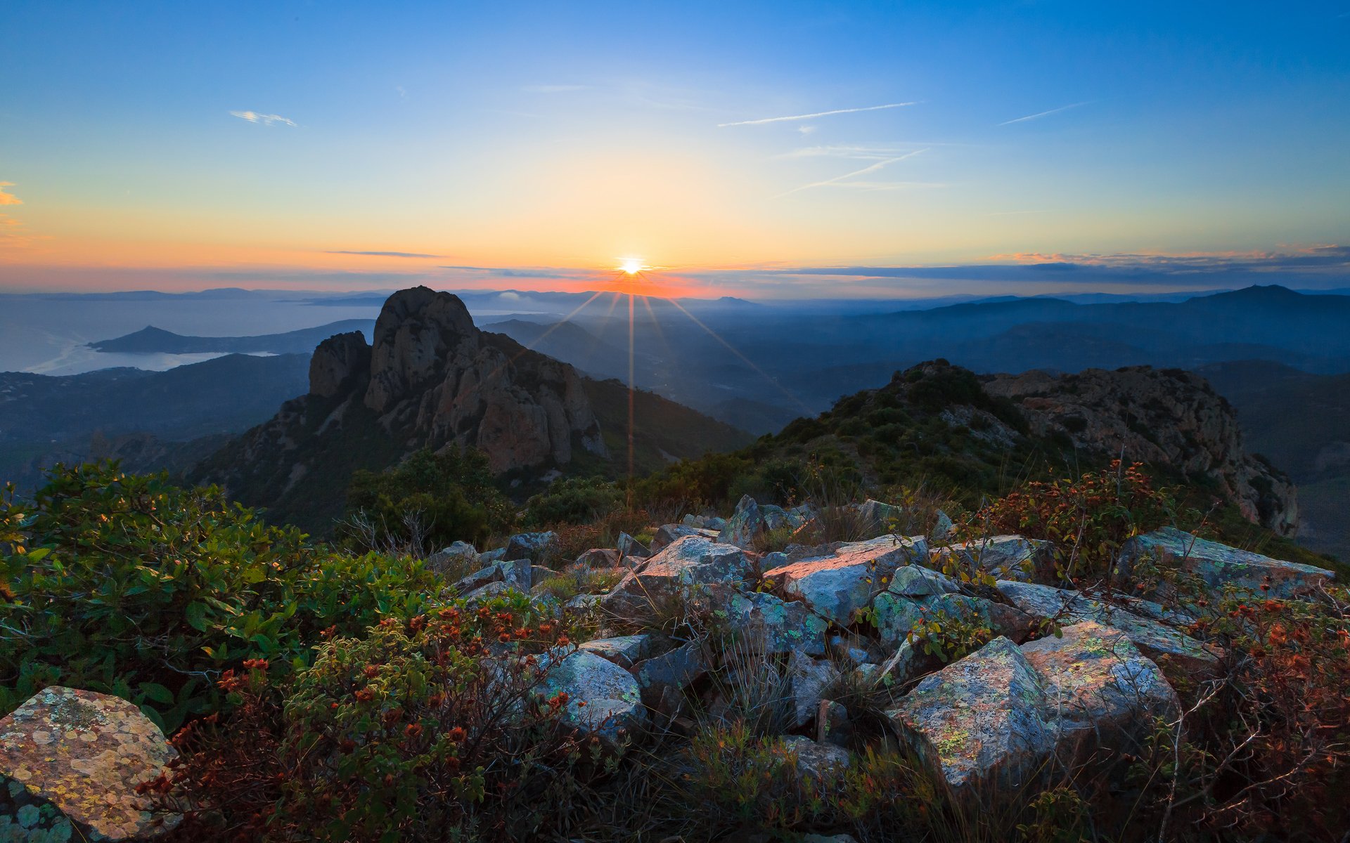 frankreich provence alpen côte d azur berge himmel sonne strahlen steine felsen alain calissi