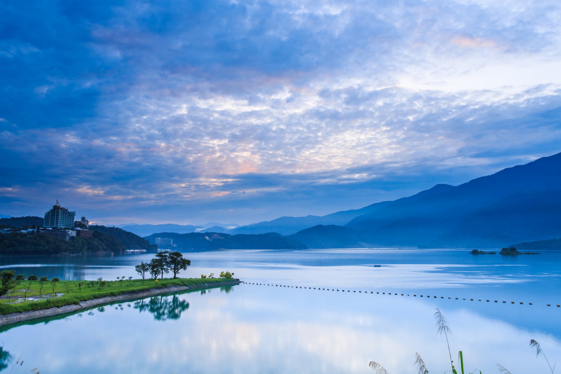 rpc chine taiwan nantou matin aube montagnes bleu ciel nuages lac réflexion rive arbres nature