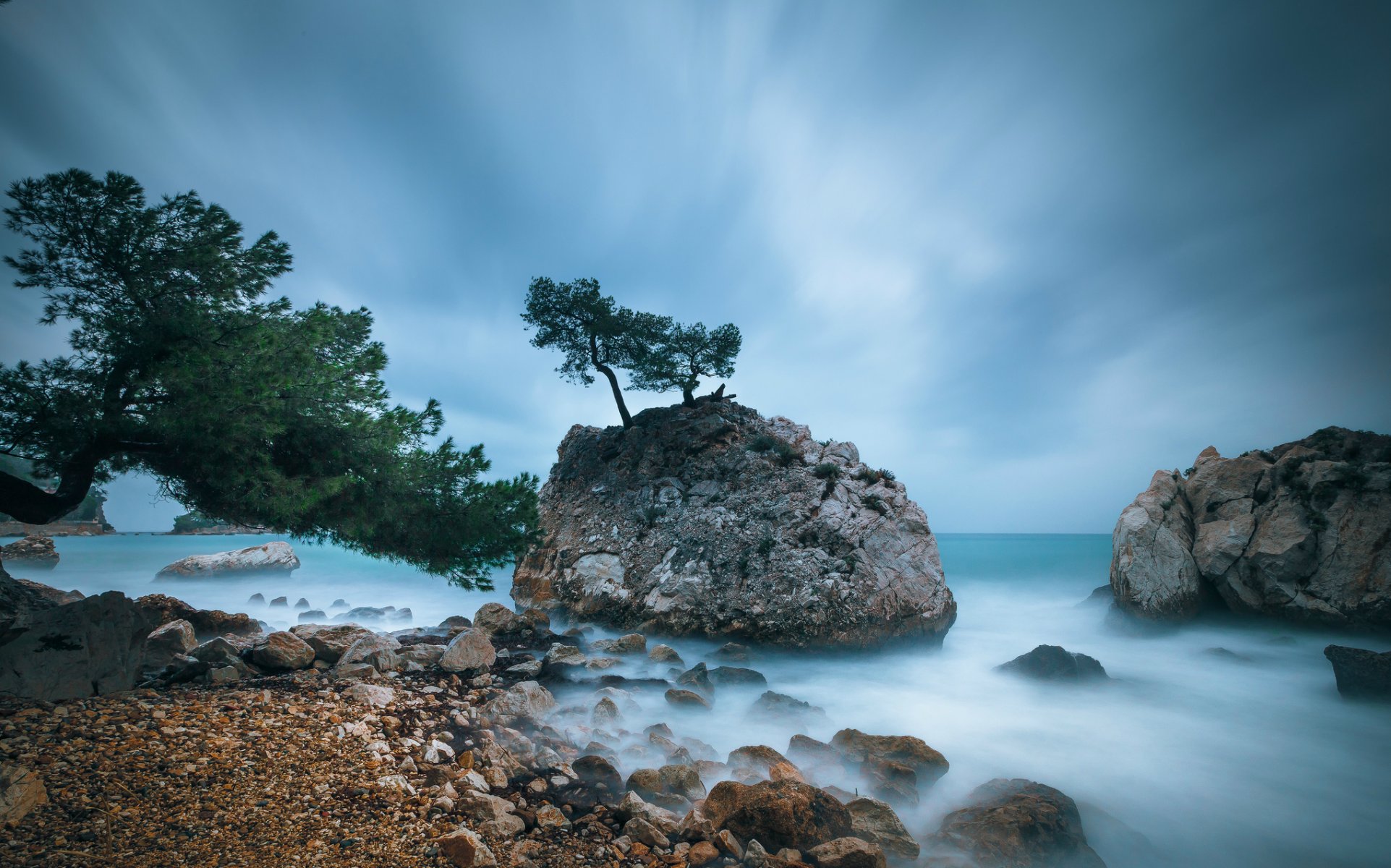 francia costa costa alberi rocce rocce mediterraneo blu cielo nuvole