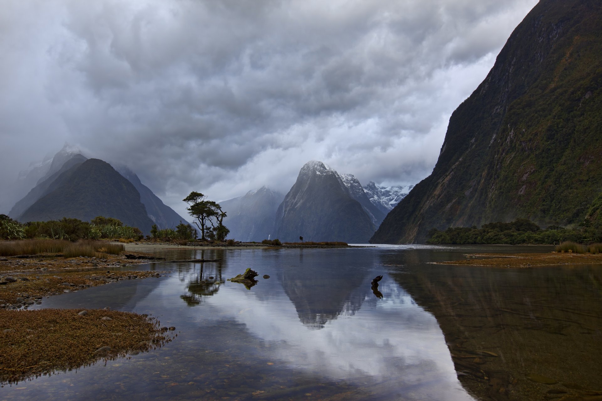 nowa zelandia wyspa południowa milford sound piopiotahi fiord góry poranek niebo chmury