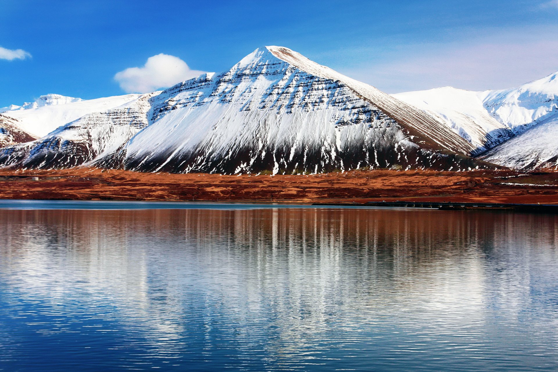 islandia hafnarfjall montaña agua cielo nubes reflejos