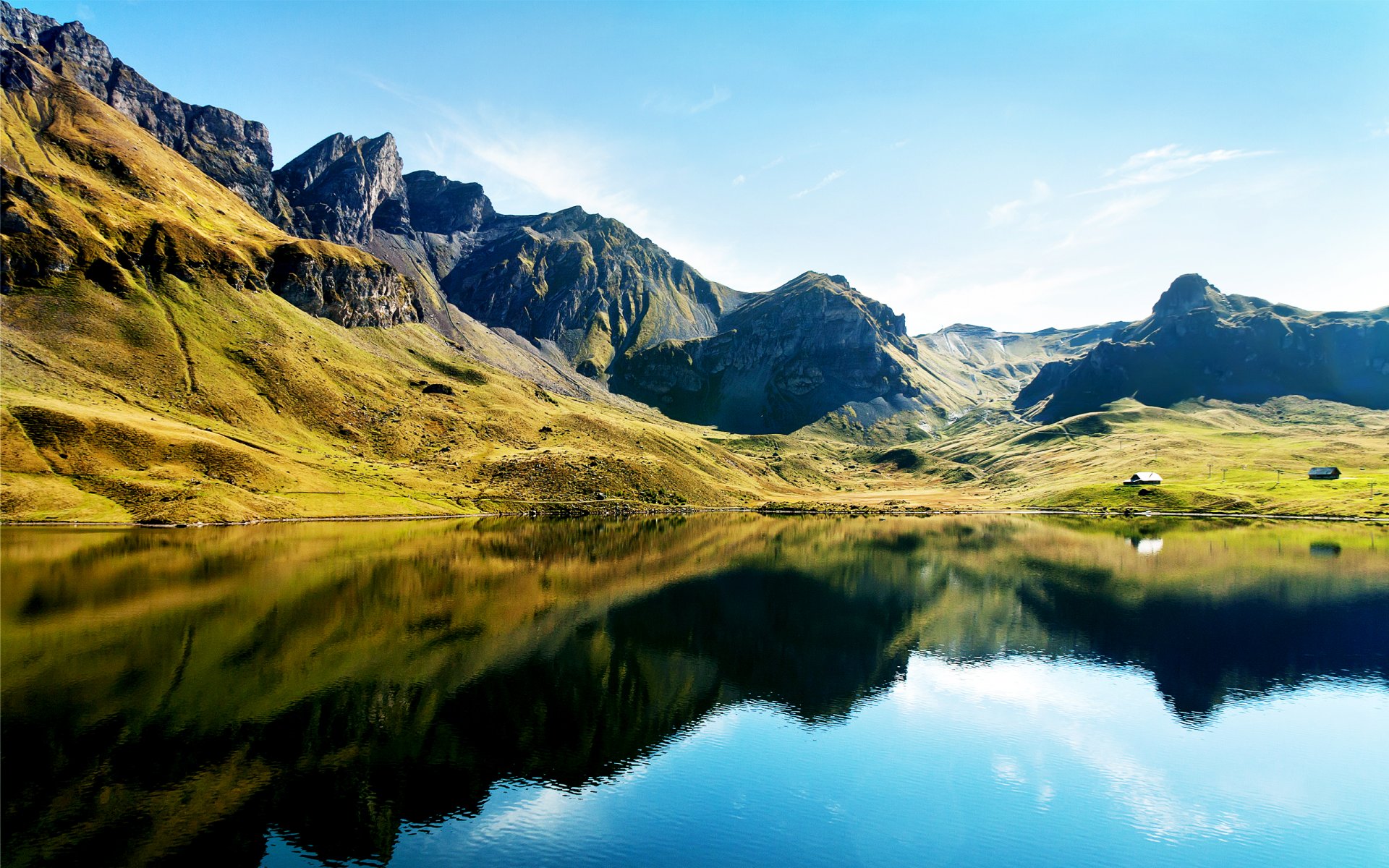 lago colline montagne riflessione verde case soleggiato