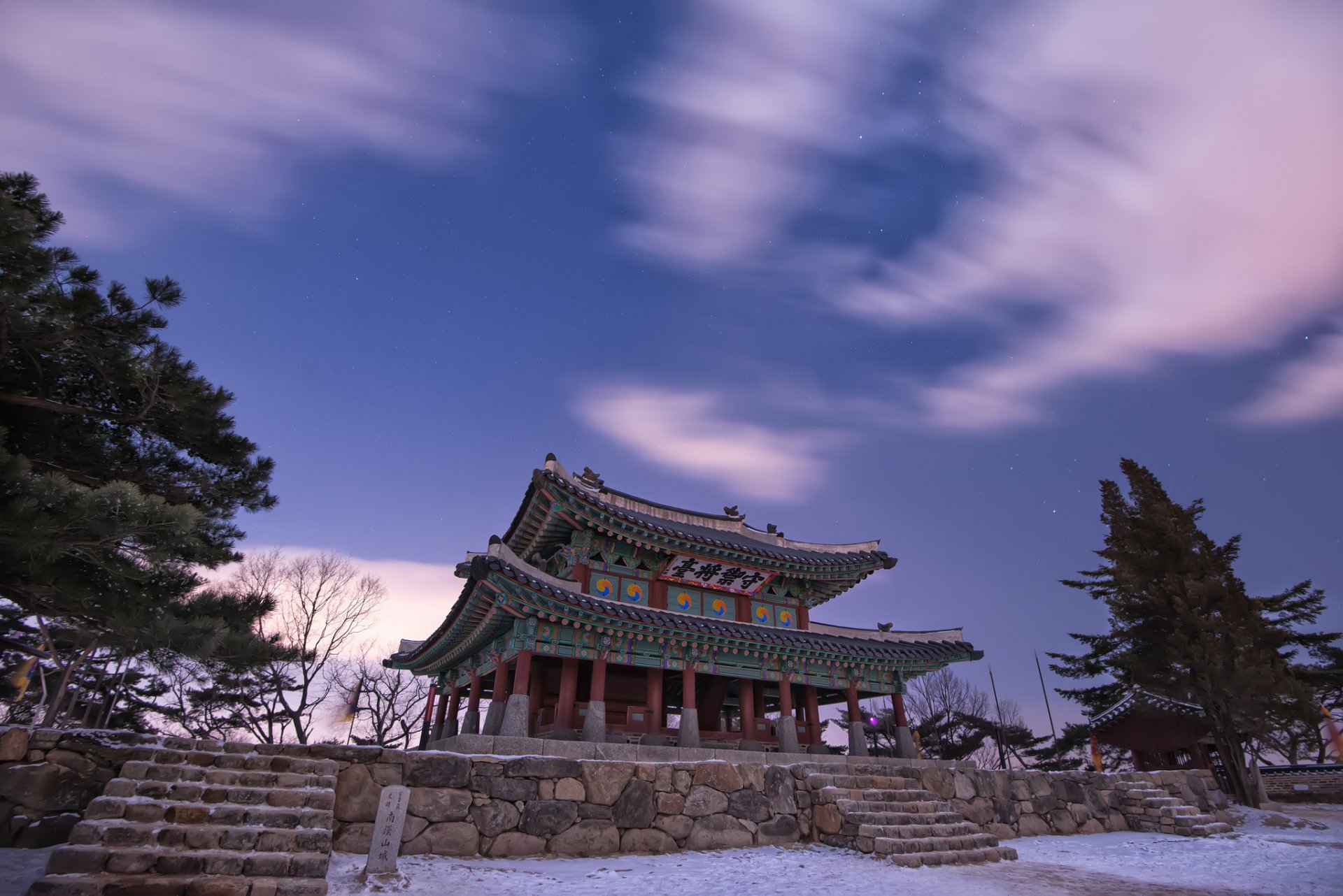 chine architecture pagode nature hiver neige arbres nuit étoiles lilas ciel nuages