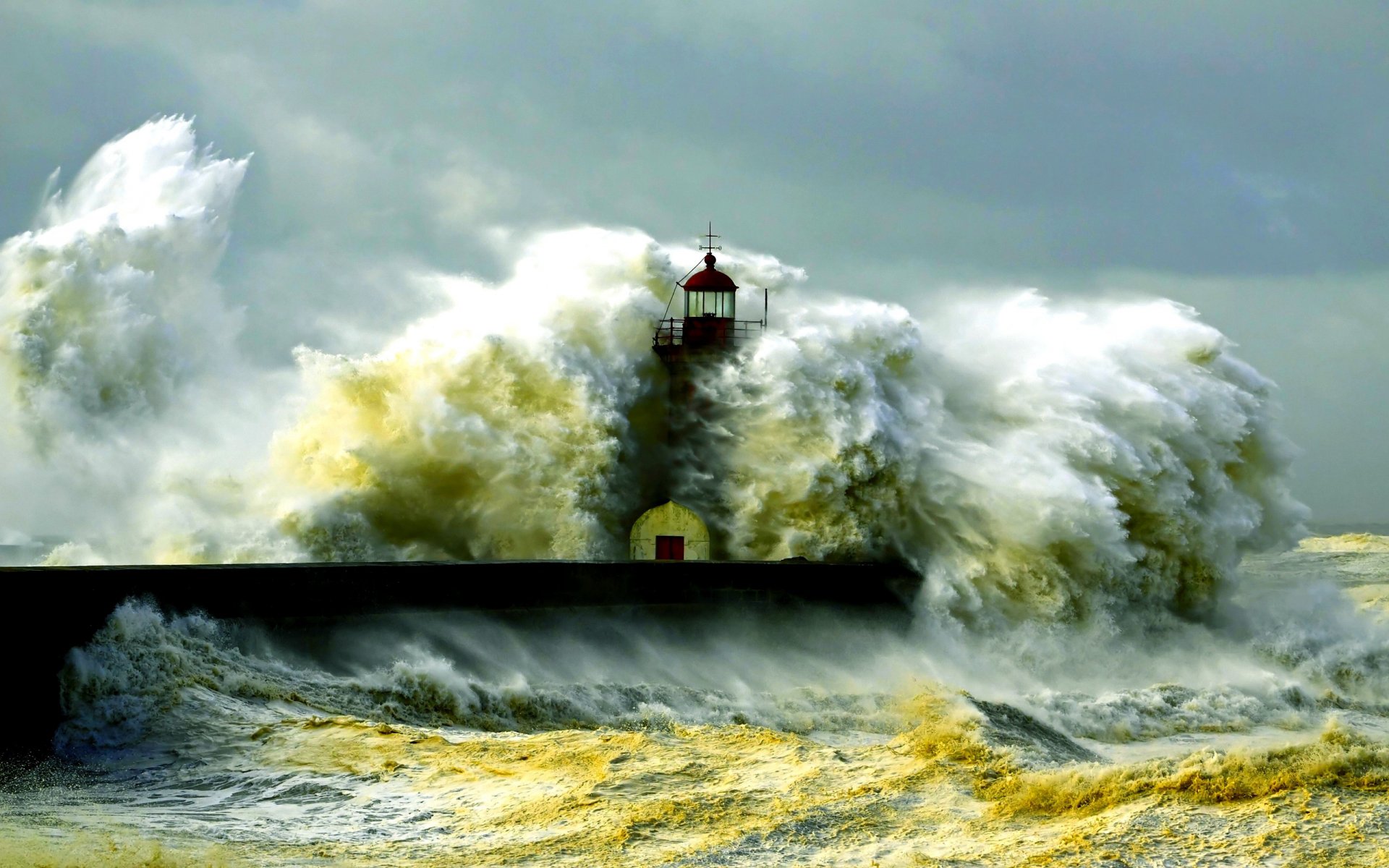 faro tormenta olas elemento espuma salpicaduras