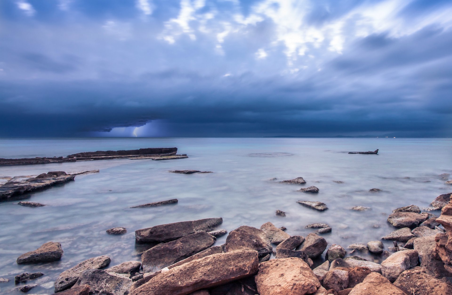 mer océan côte pierres bleu ciel nuages orage foudre