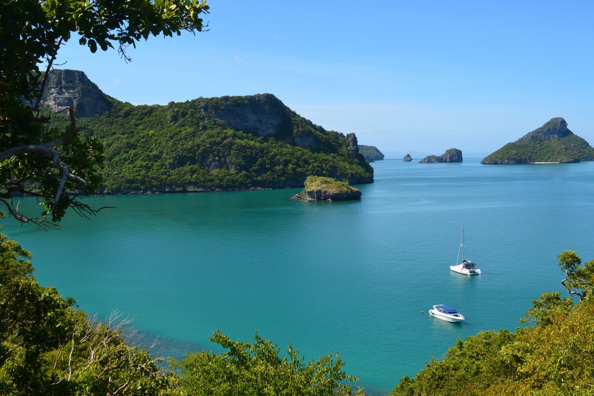 thaïlande thaïlande montagnes mer océan arbres bateau catamaran nature