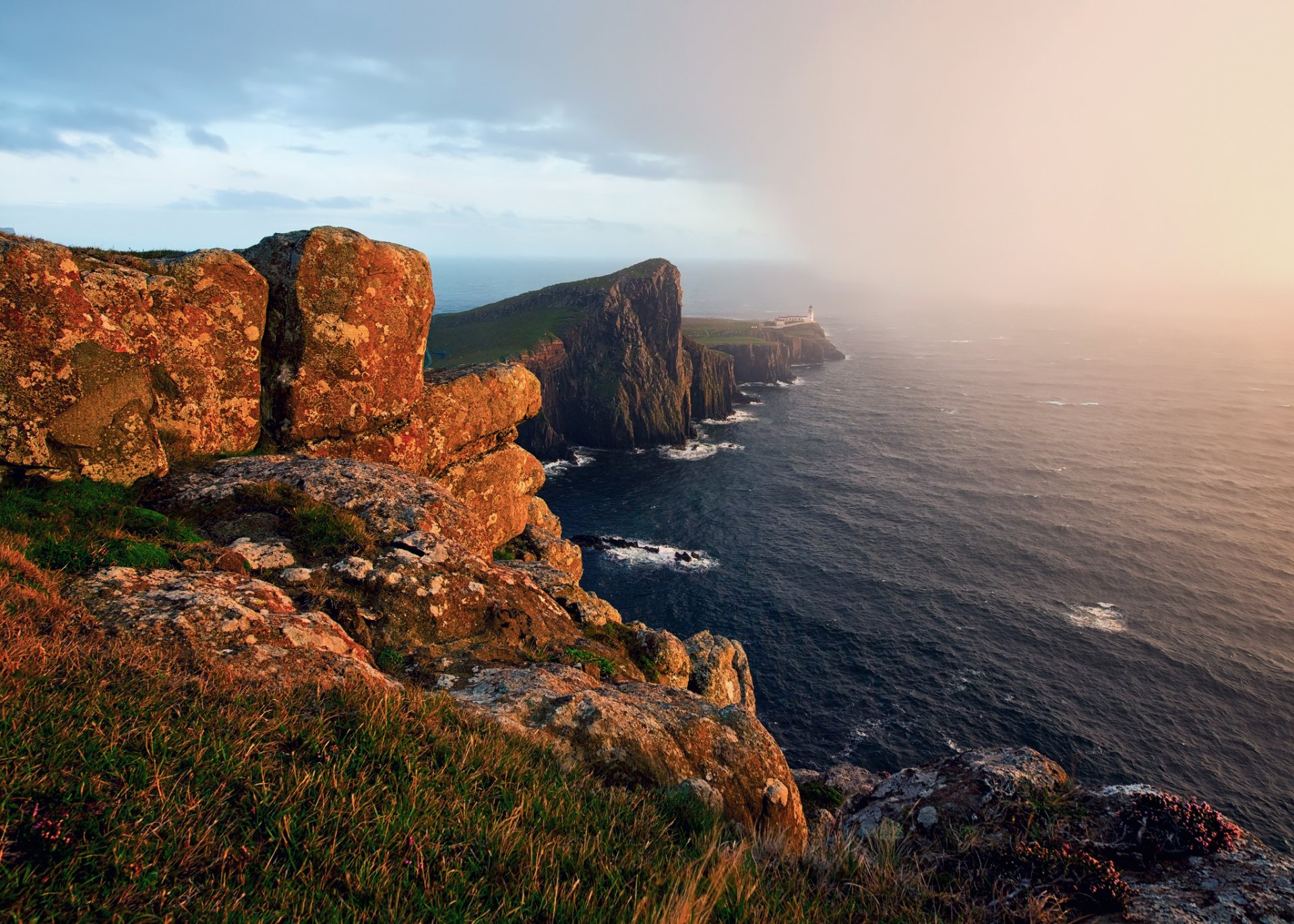 schottland großbritannien am rande leuchtturm felsen meer licht zyklon