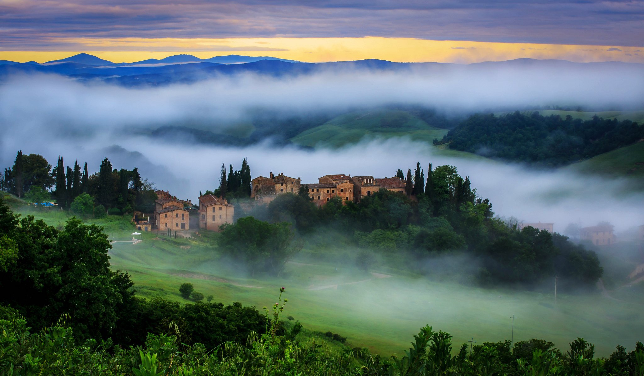 vergelle toscana italia nebbia alba sole mattina natura alberi verde