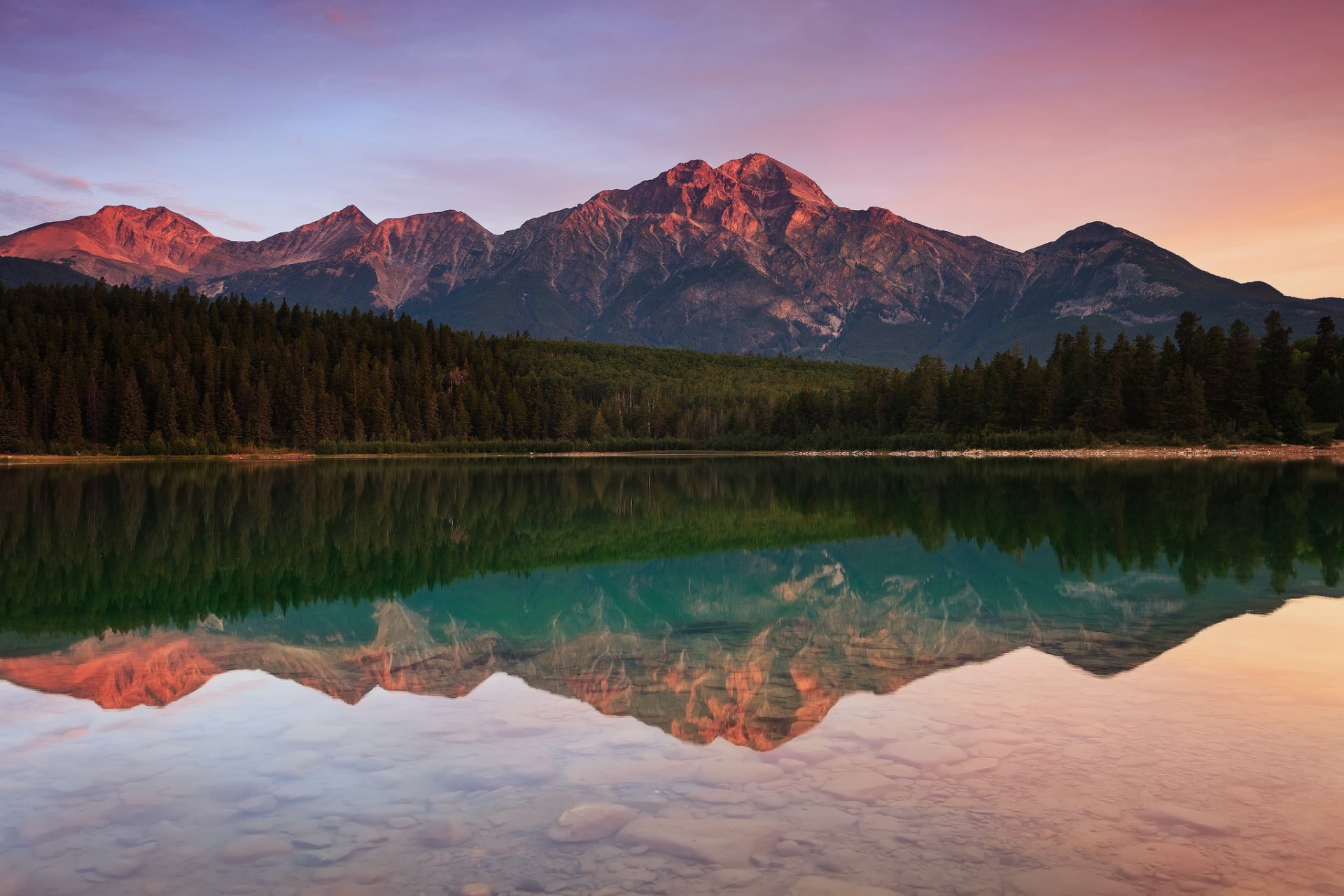 parque nacional jasper canadá montaña piramidal montañas lago patricia bosque agua reflexión